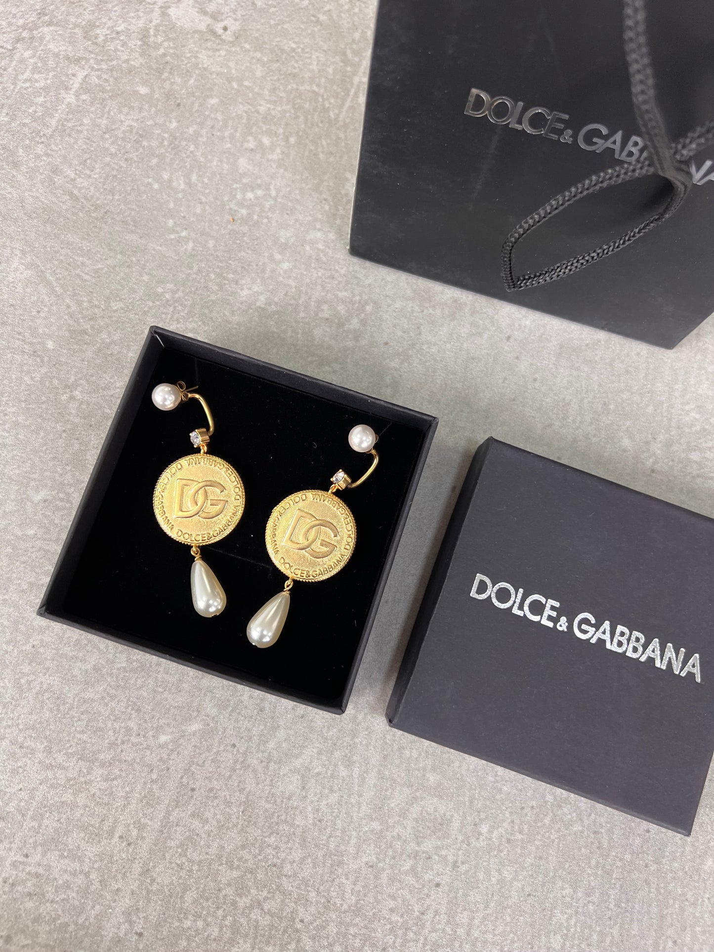 Aretes DG circulares dorados con gota perla