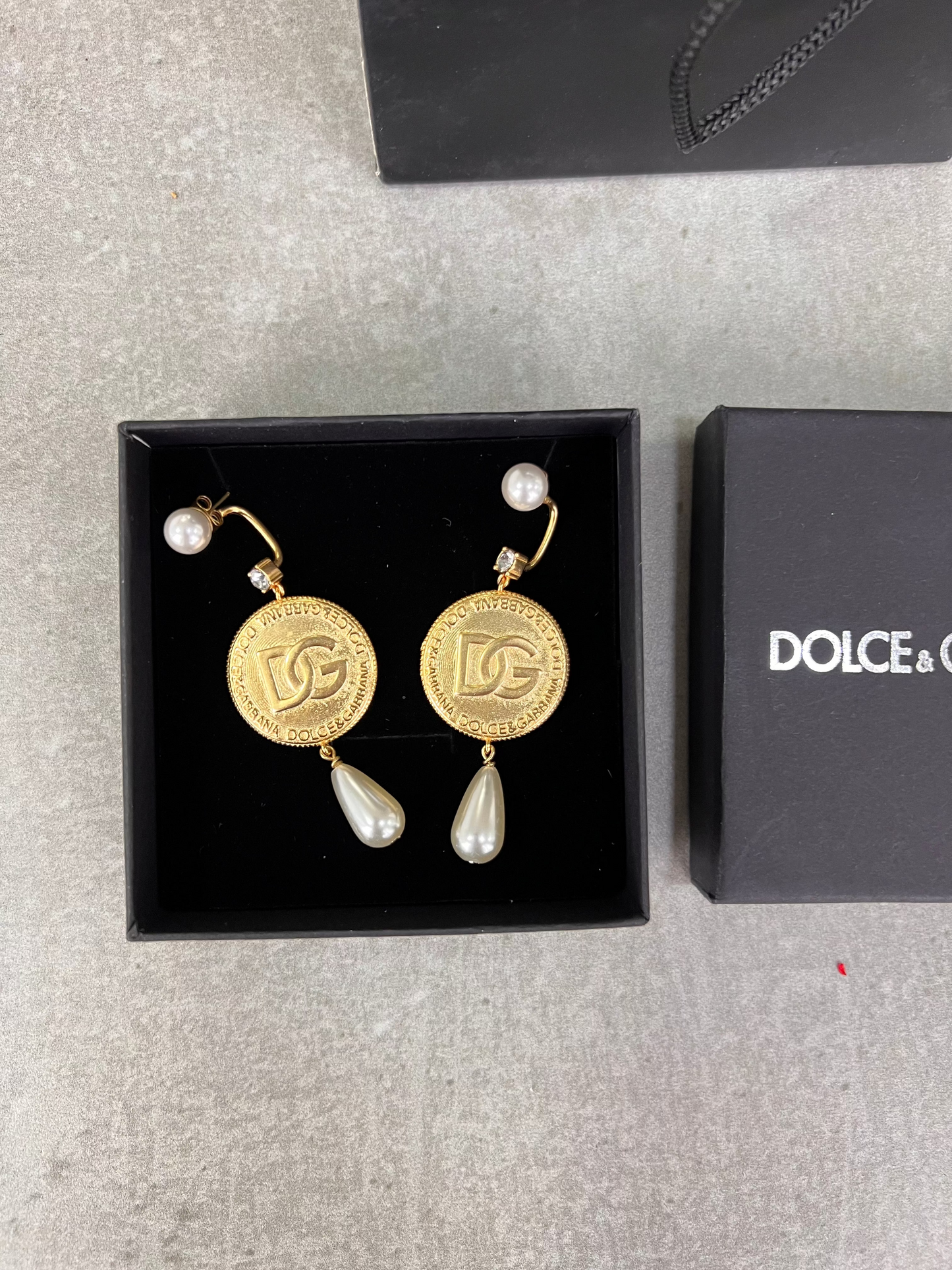 Aretes DG circulares dorados con gota perla