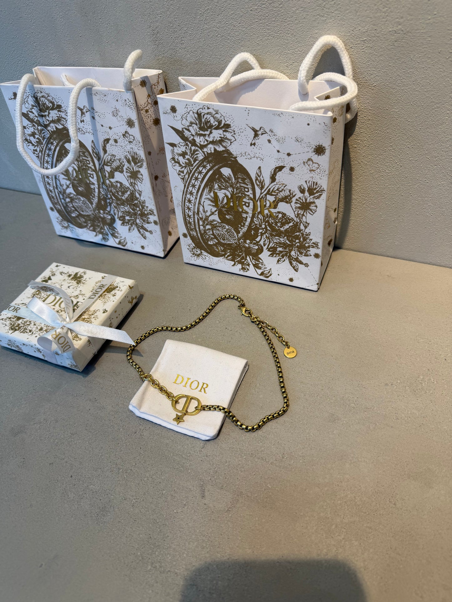 Collar CD dorado con estrella