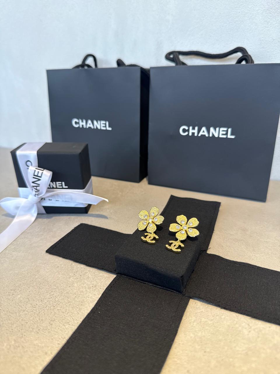 Aretes CC flor y logo colgante 5642