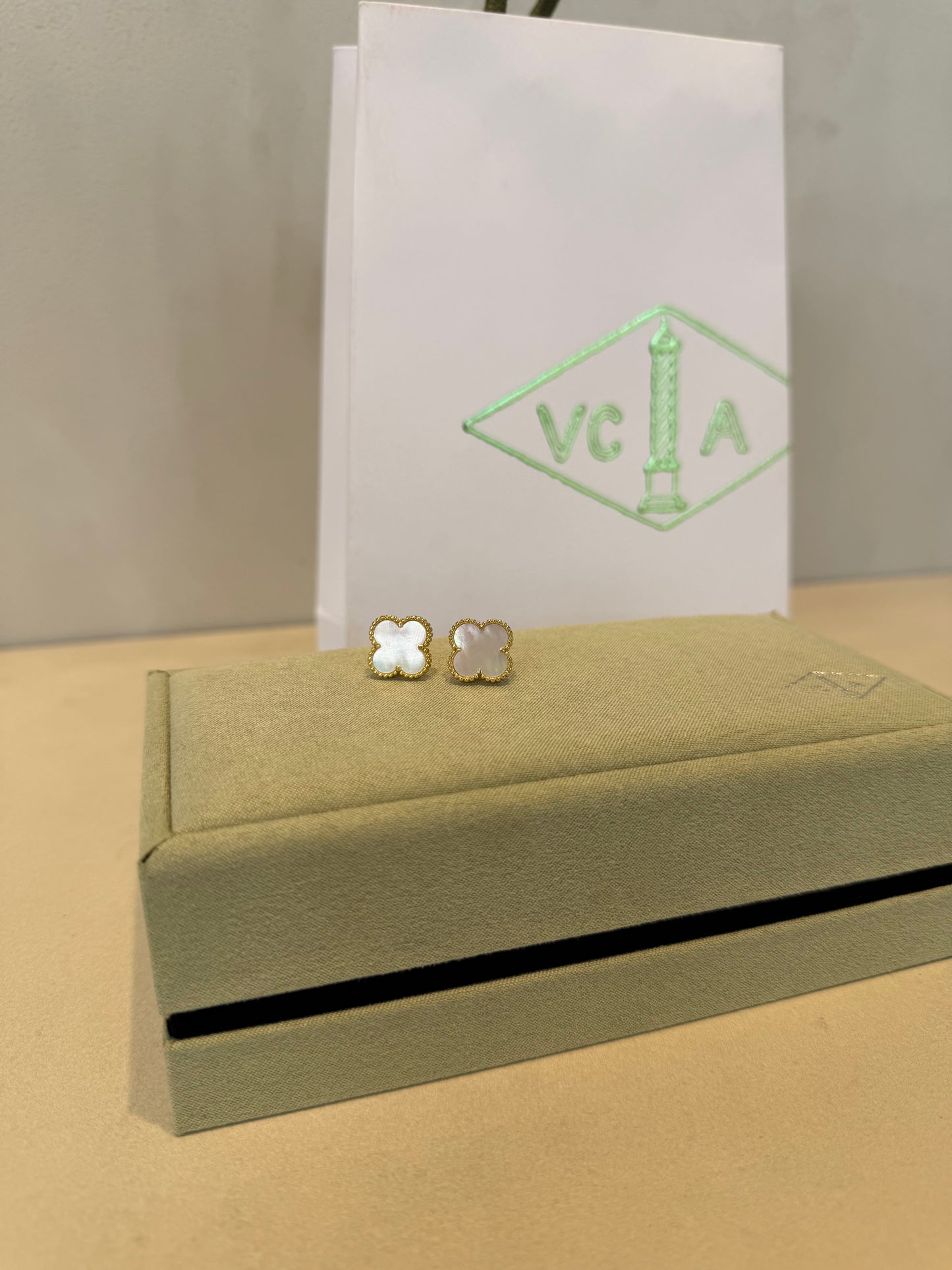 Aretes VCA blancos-dorado