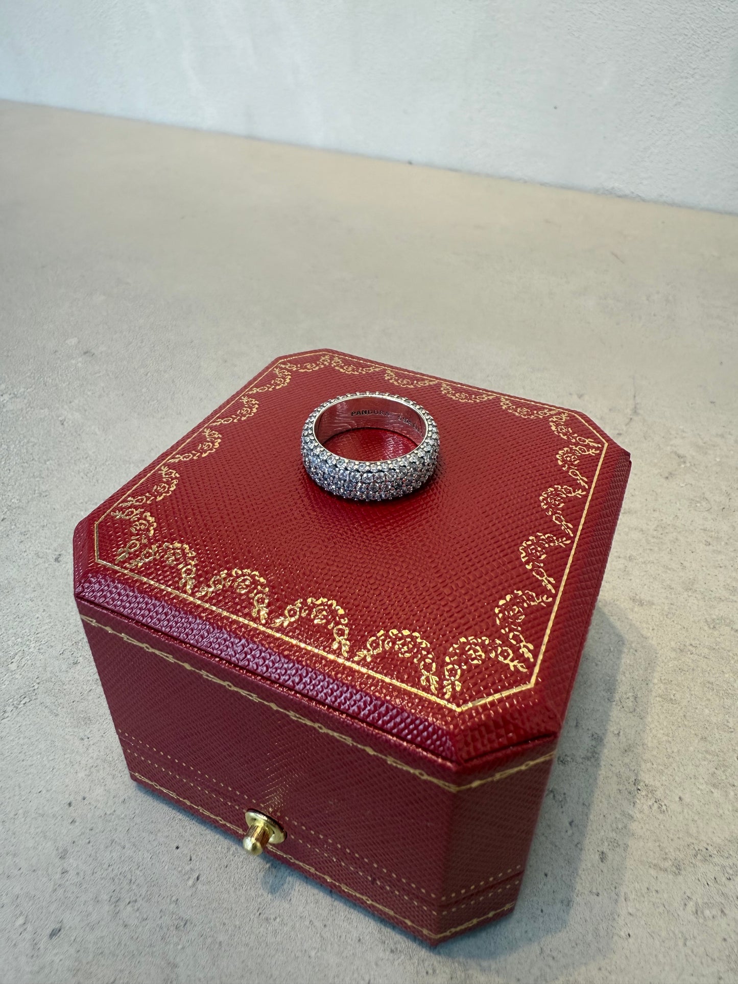 Anillo Pandora zirconias grueso