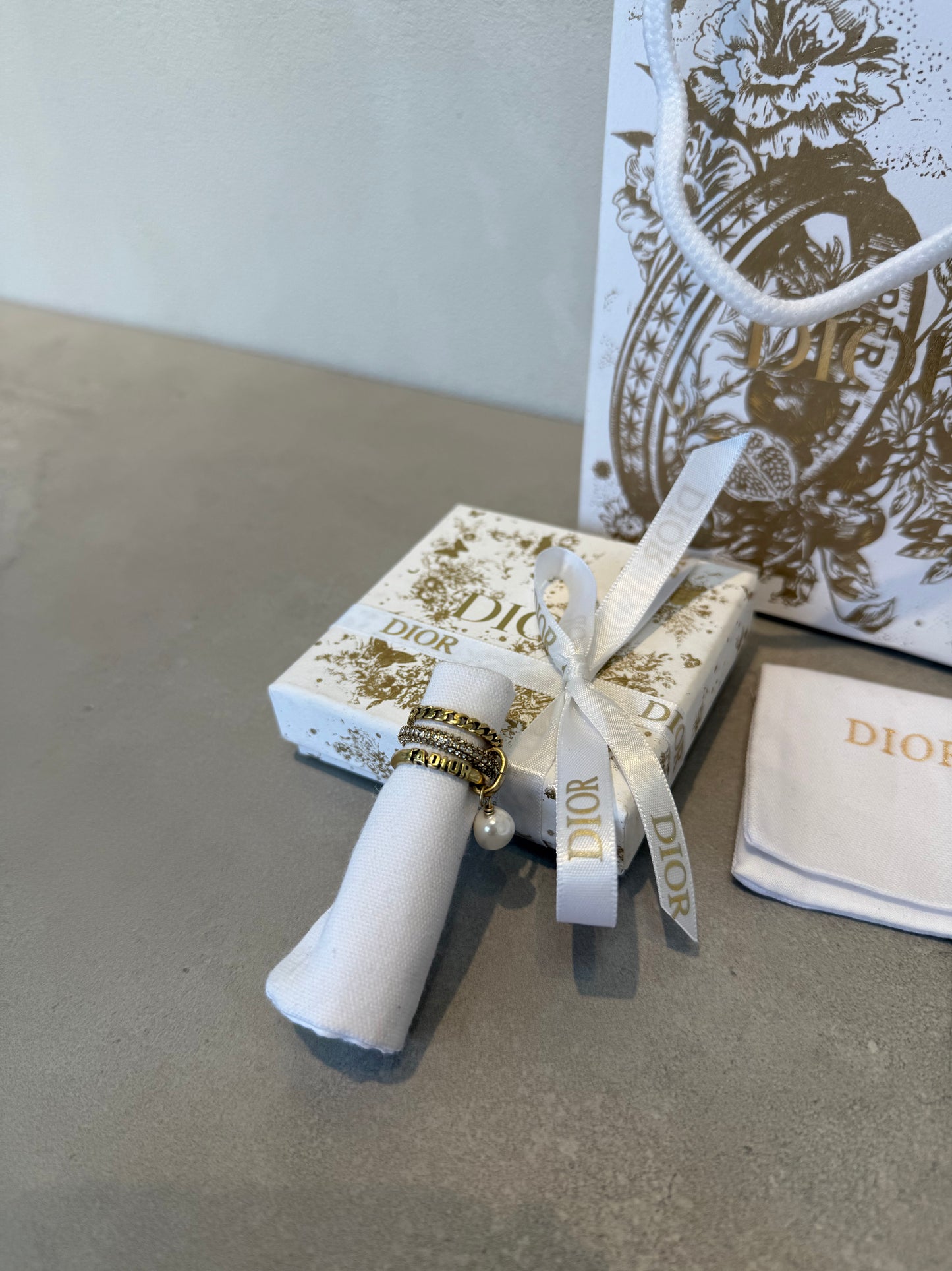 Anillos CD dorados TALLA PENDIENTE