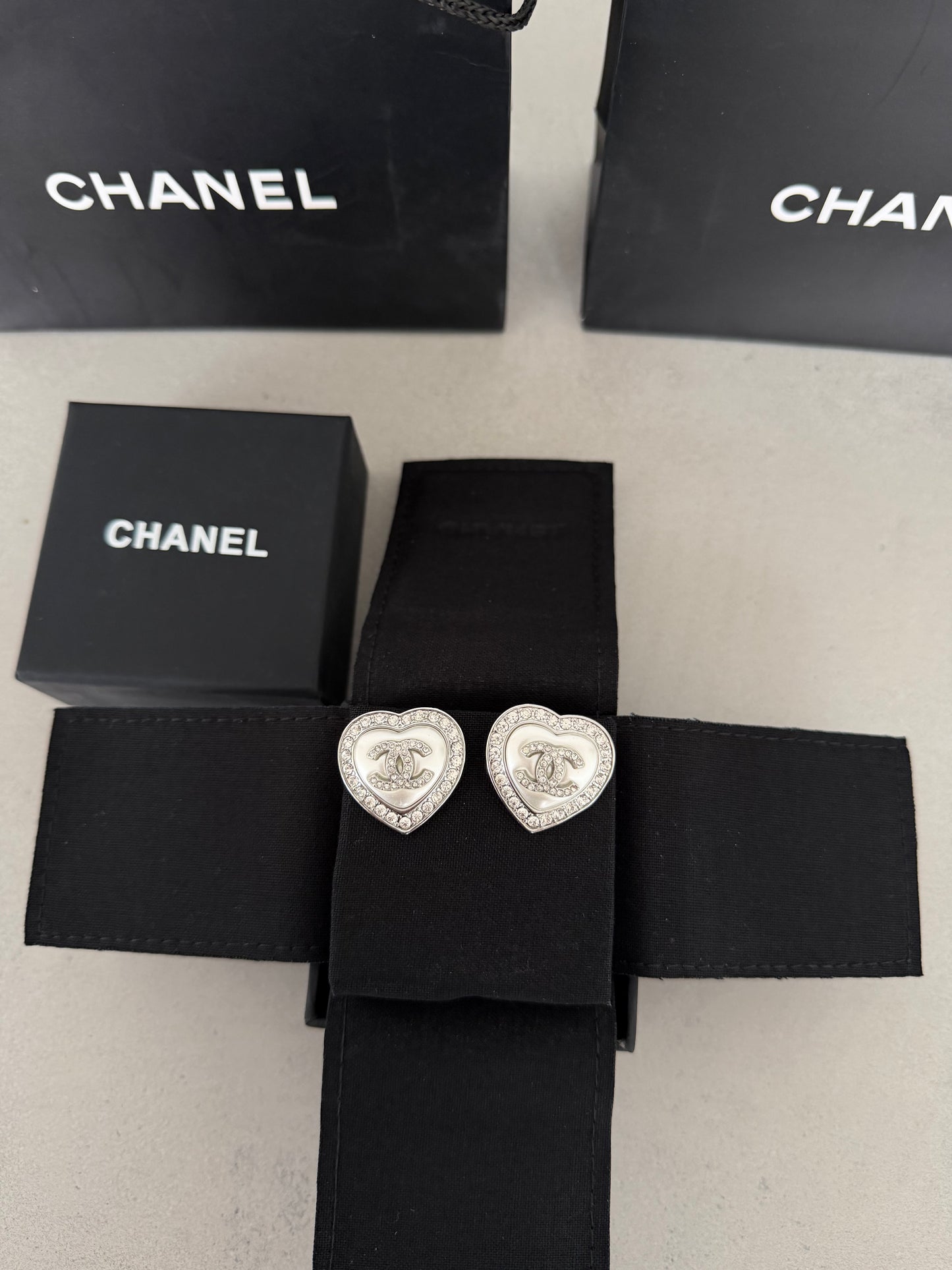 Aretes CC corazón plateado