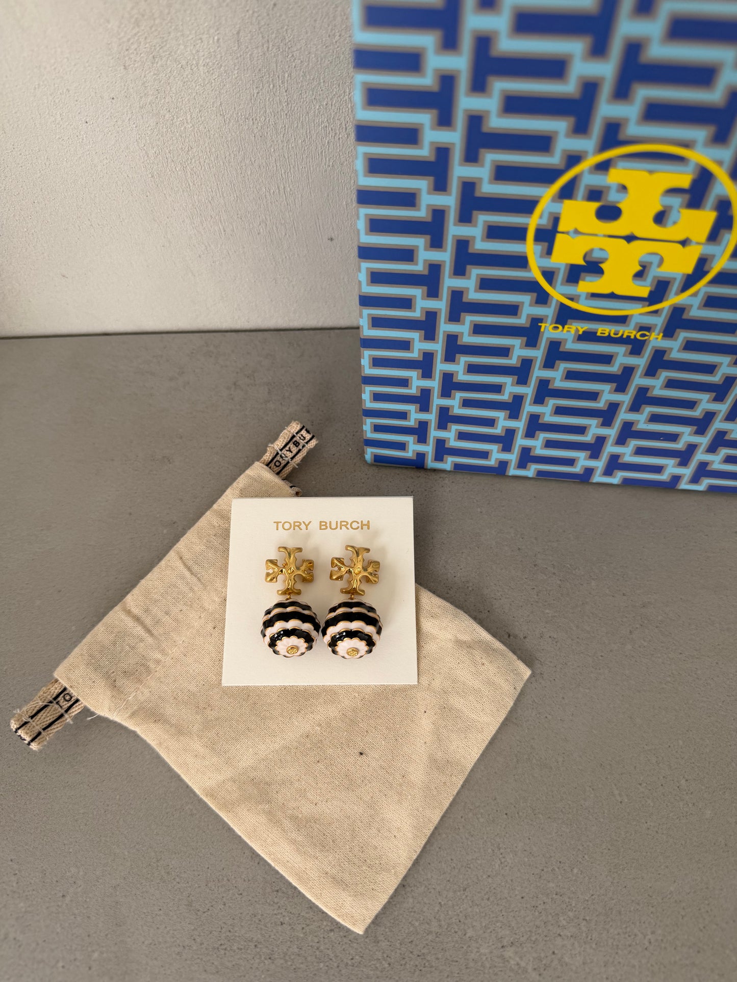 Aretes TB dorados con colgante esférico negro y blanco