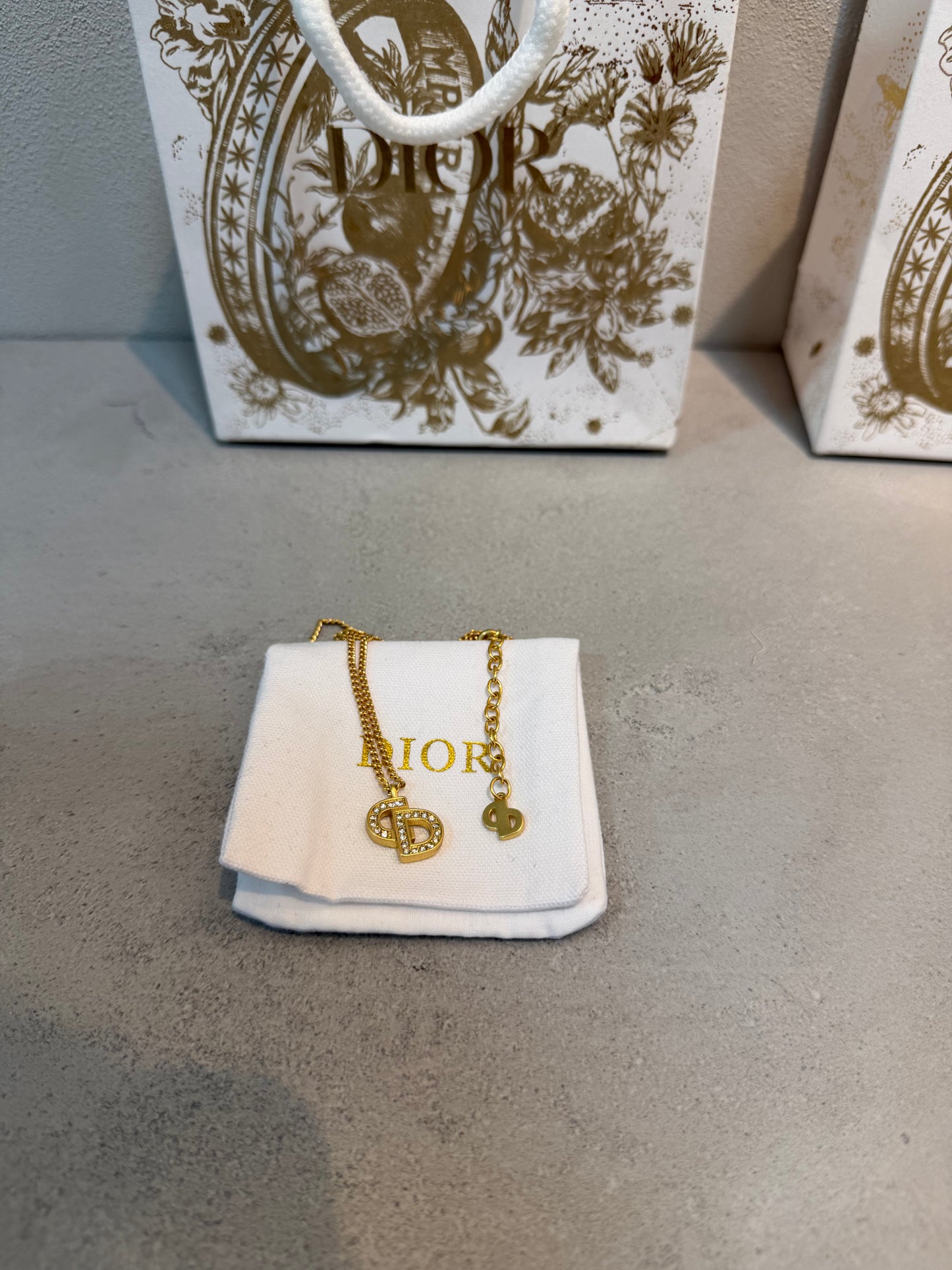 Collar CD logo diamantes