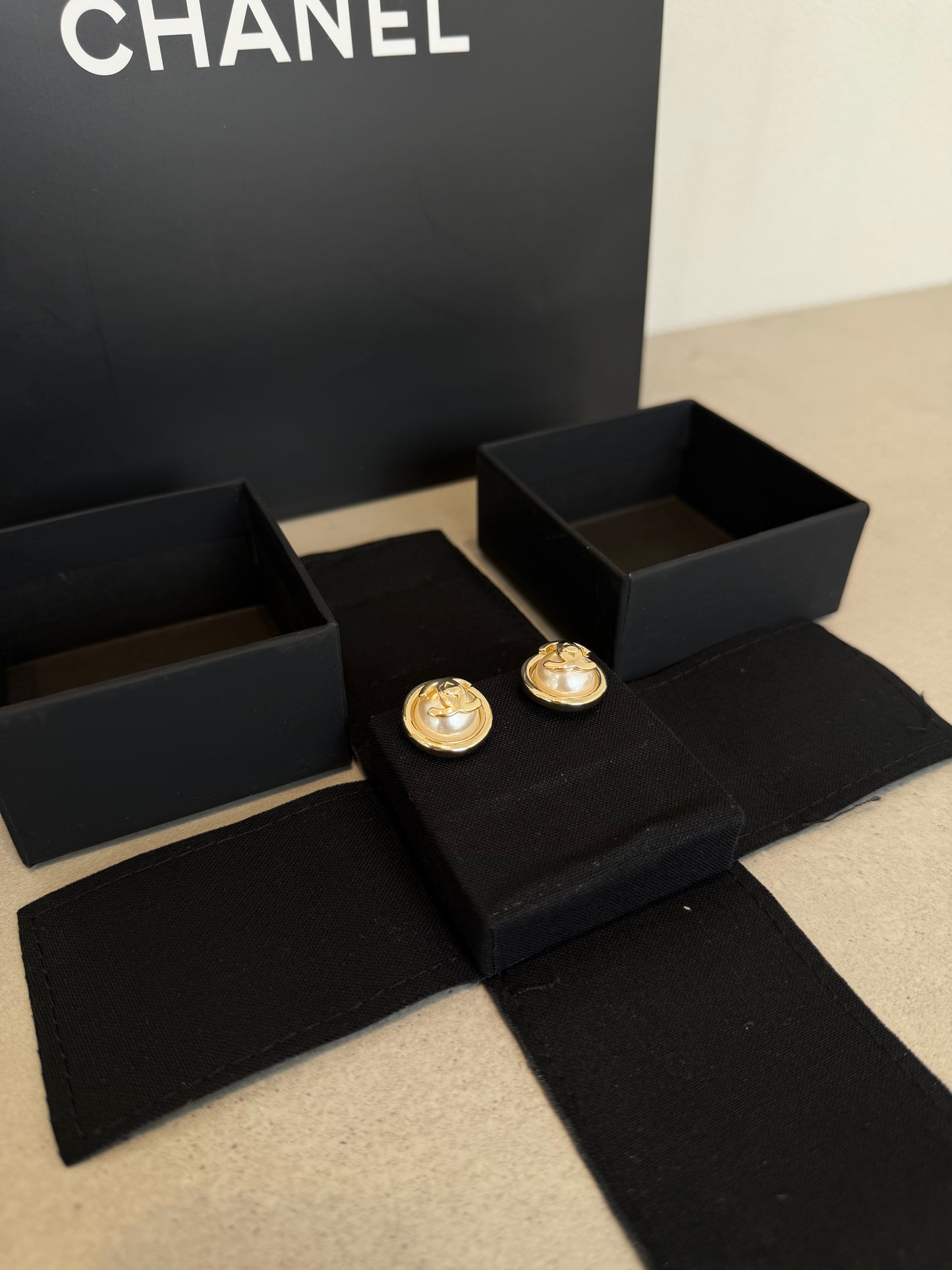 Aretes CC perla y logo