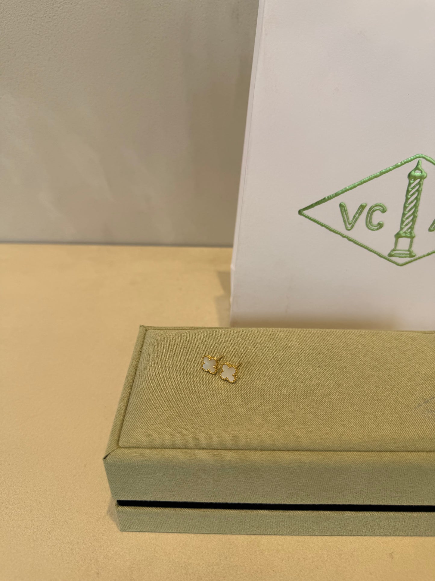 Aretes VCA blancos-dorado pequeños