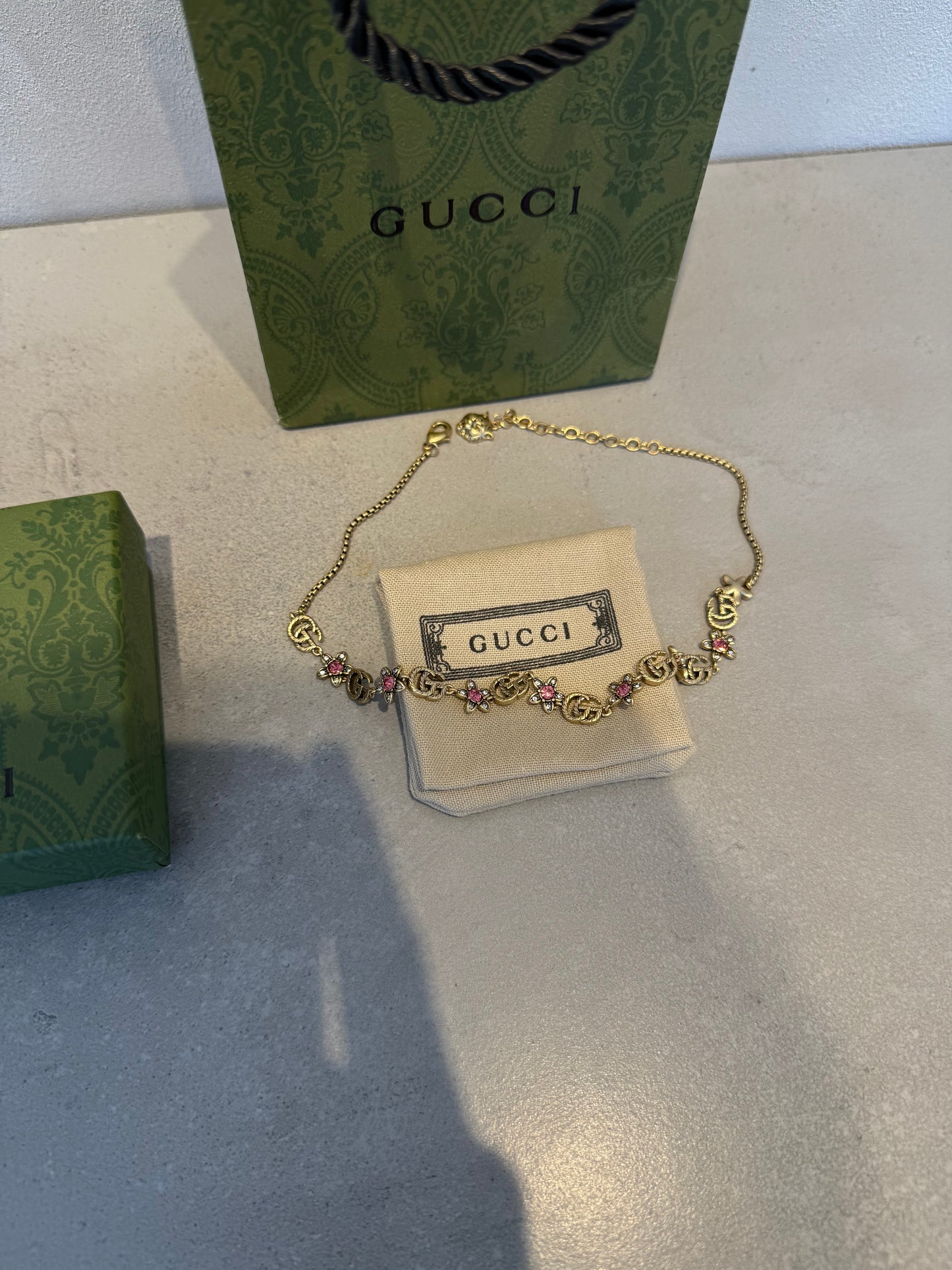 Collar GG logo y flores