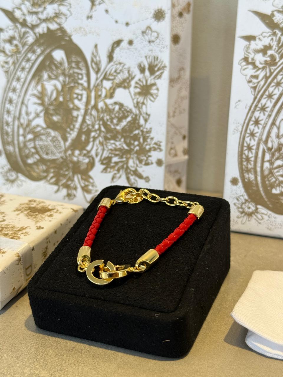 Pulsera CD dorada y rojo 5660