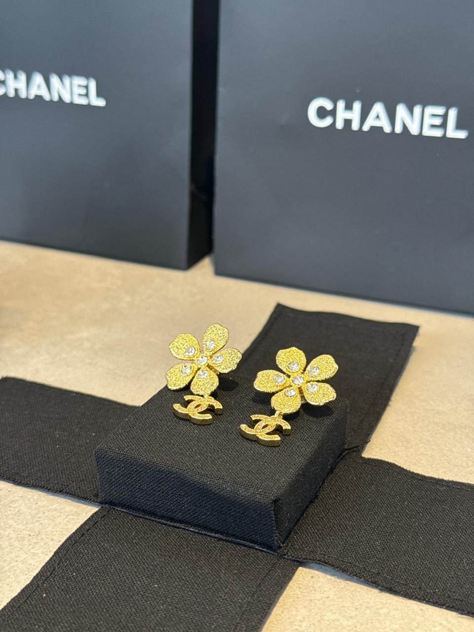 Aretes CC flor y logo colgante 5642