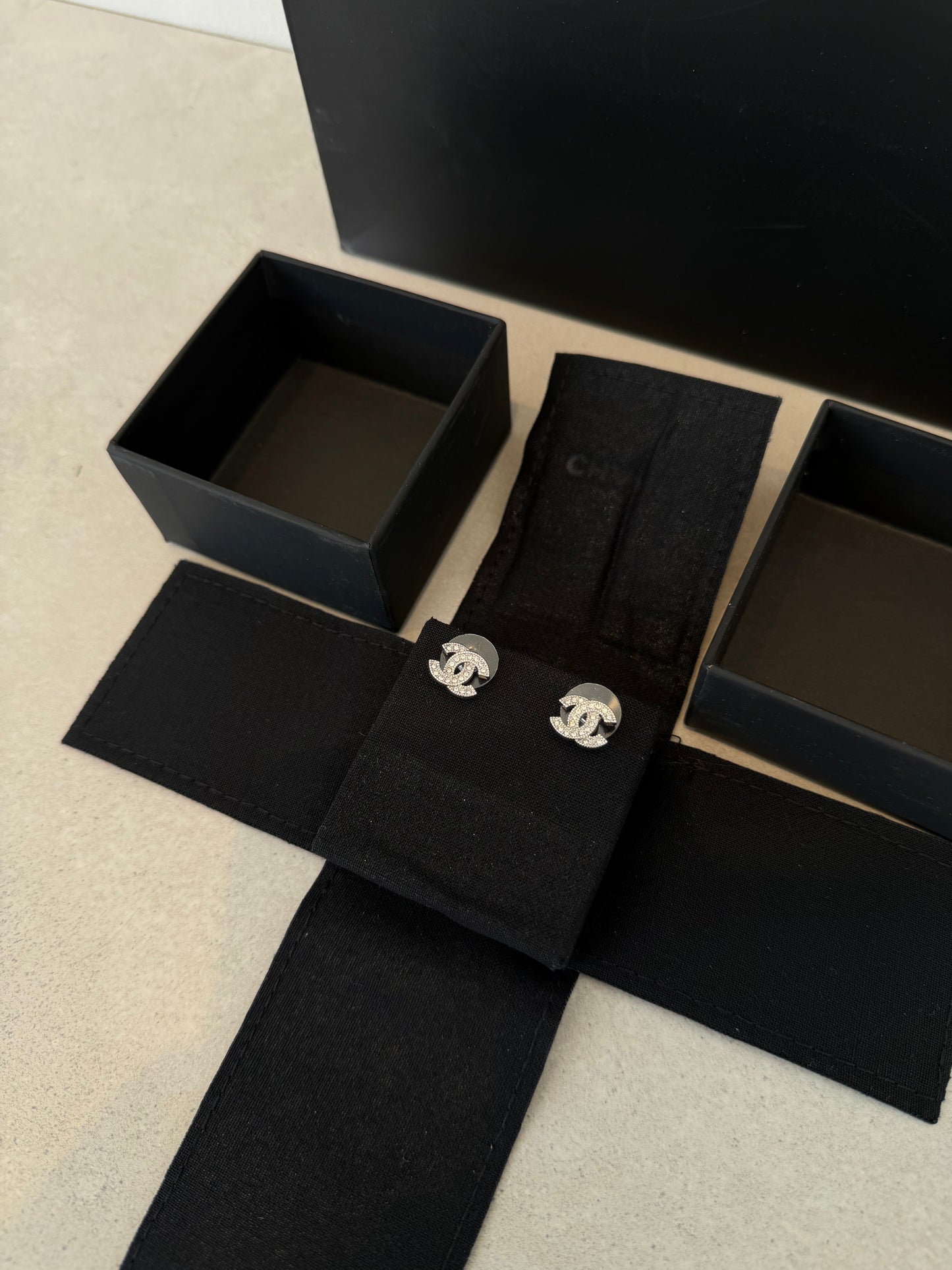 Aretes CC logo plateado