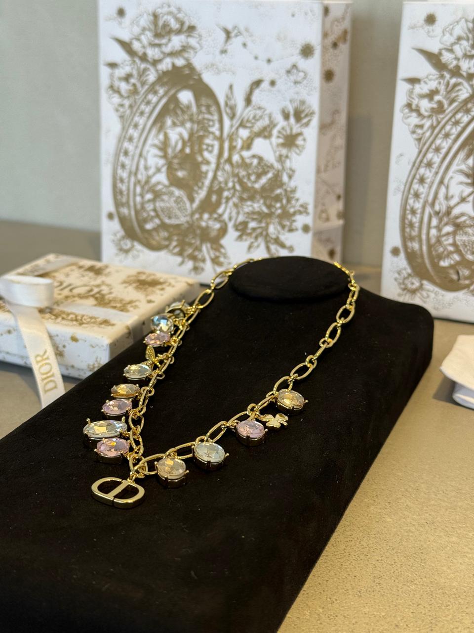Collar CD dorado y piedras -5023