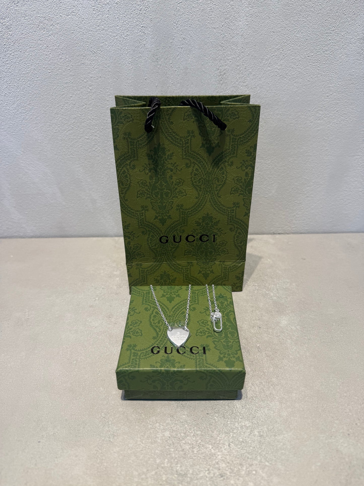 Collar GG corazón plateado- 5394