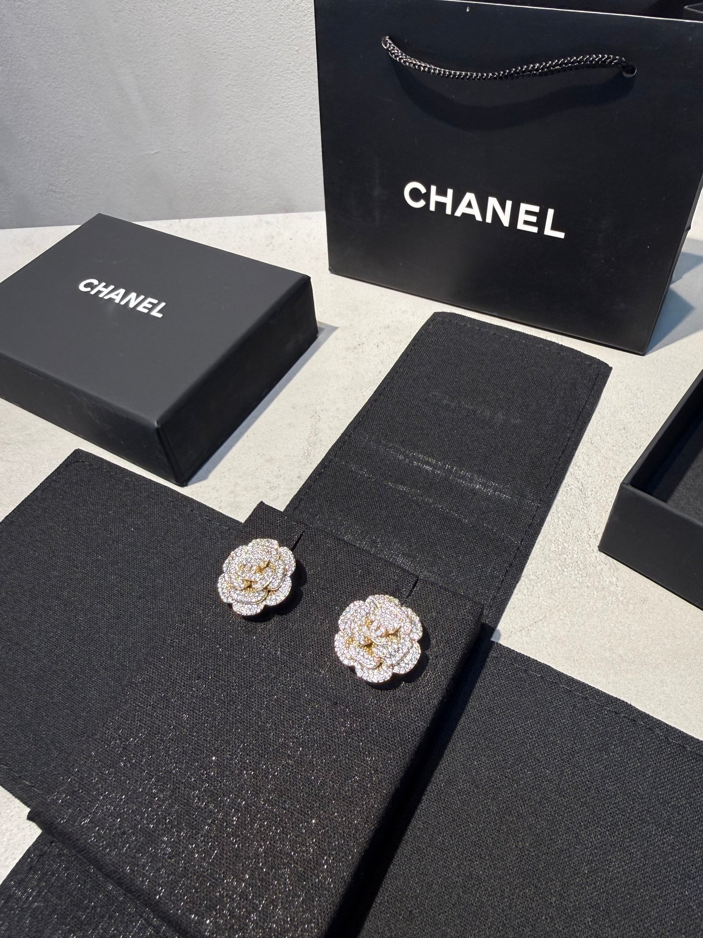 Aretes CC flor y logo - 5585