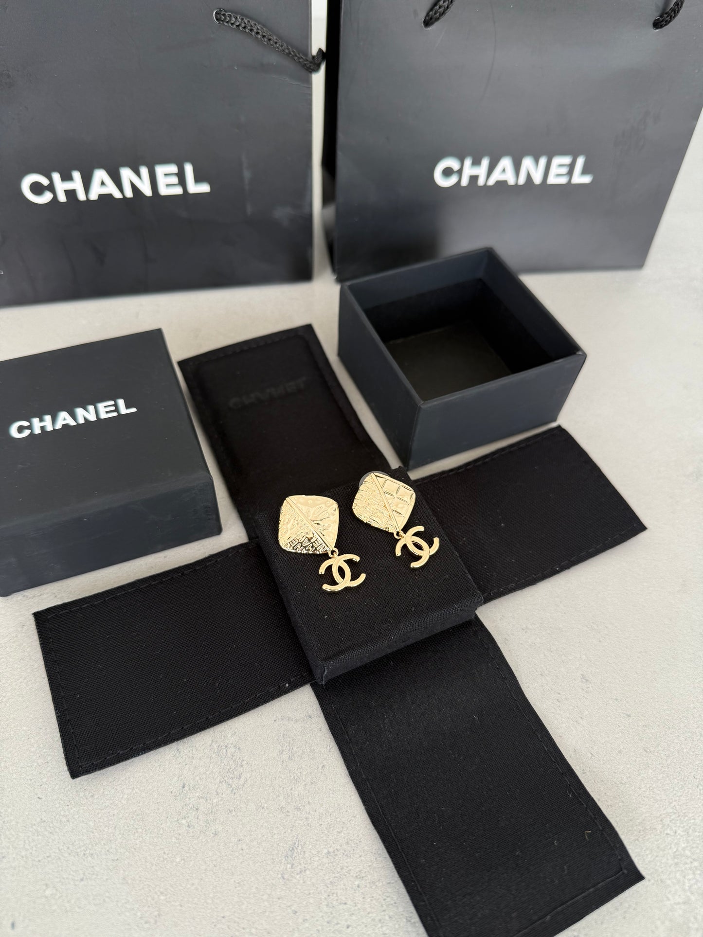 Aretes CC dorados con diseño calado