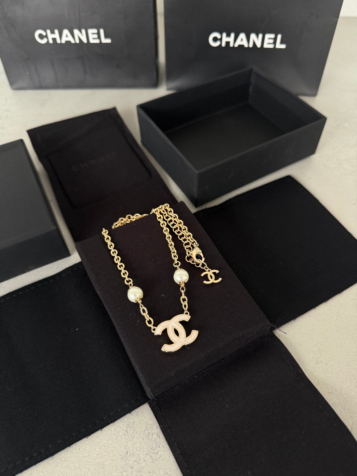 Collar CC perlas y logo