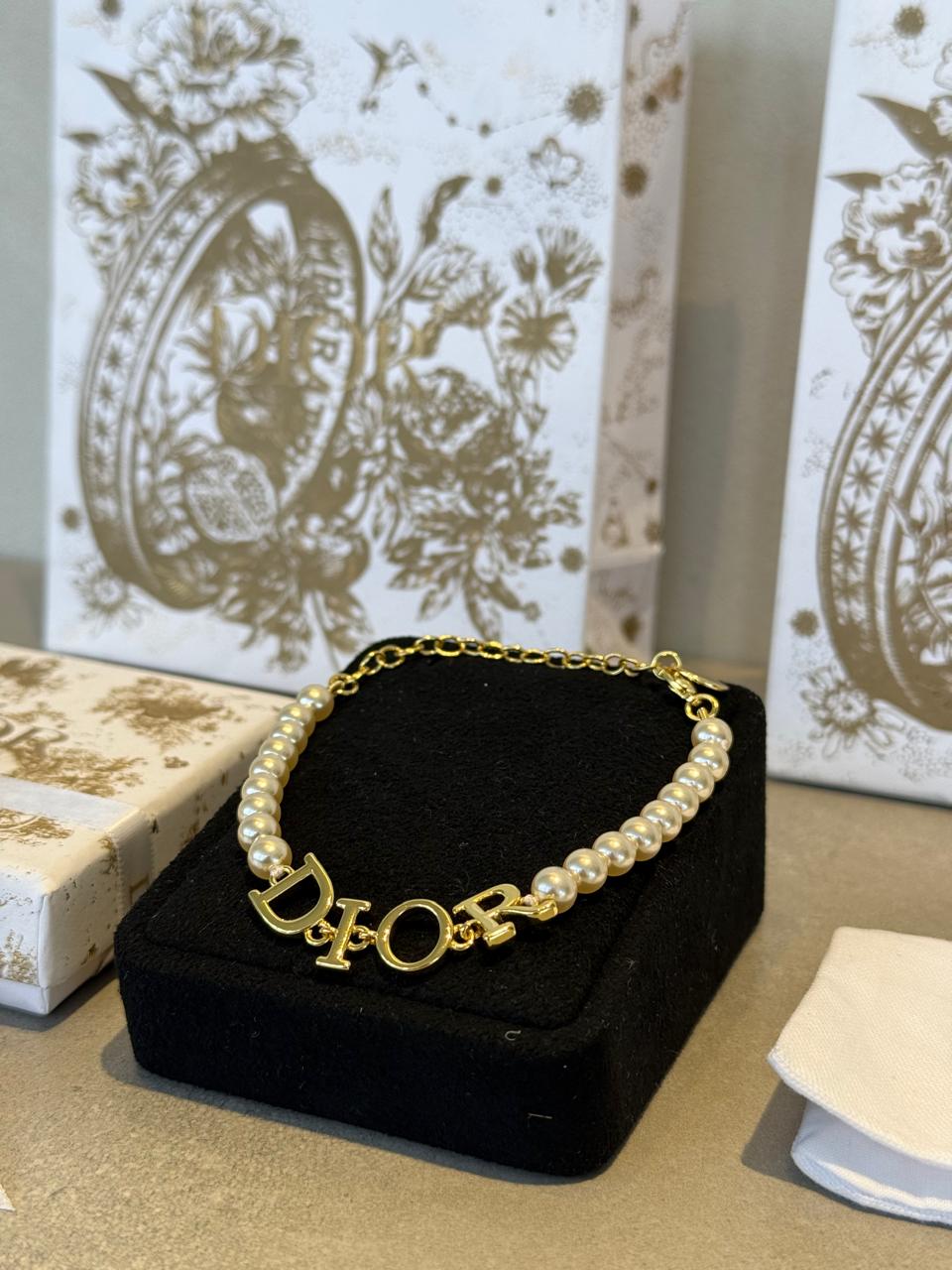 Pulsera CD dorada con perlas 5661