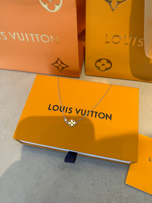 Collar LV logo plateado