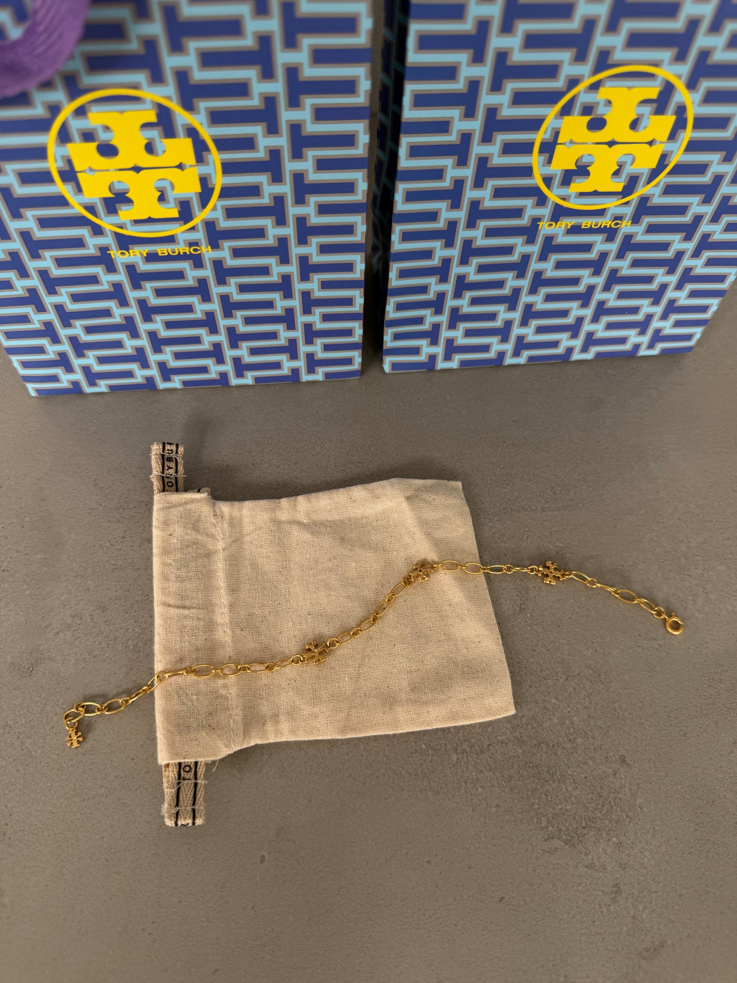 Pulsera TB dorada con eslabones finos y detalles decorativos PRECIO PENDIENTE