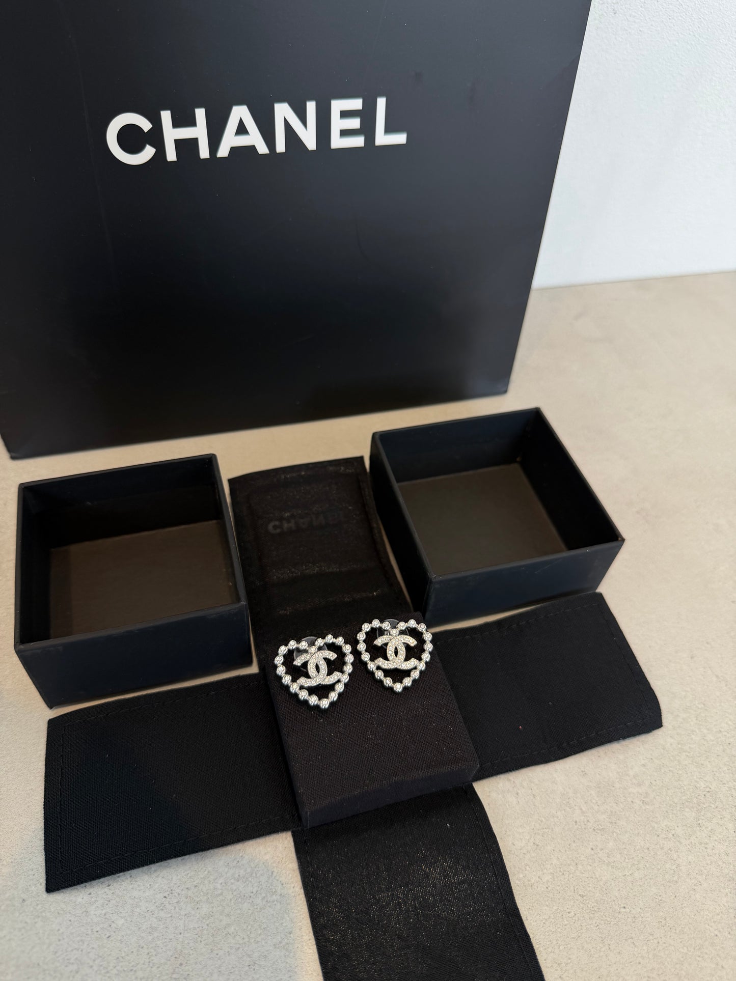 Aretes CC corazón con diamantes