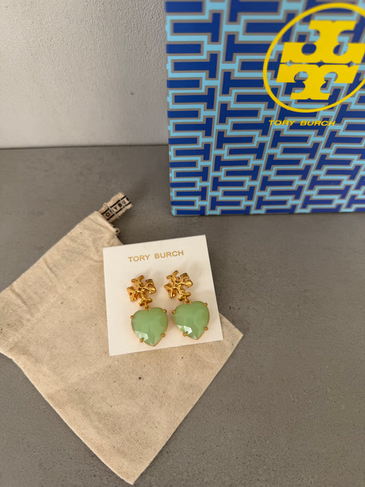 Aretes TB dorados con colgante de corazón verde pastel