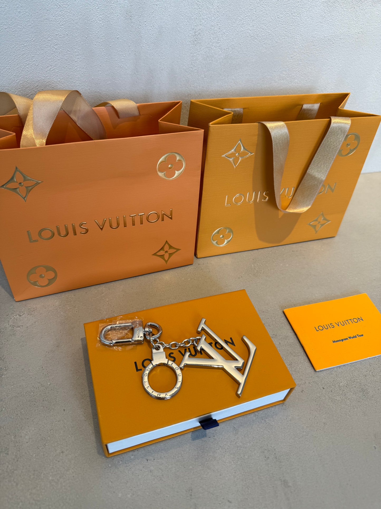 Llavero LV plateado con colgante grande del logo