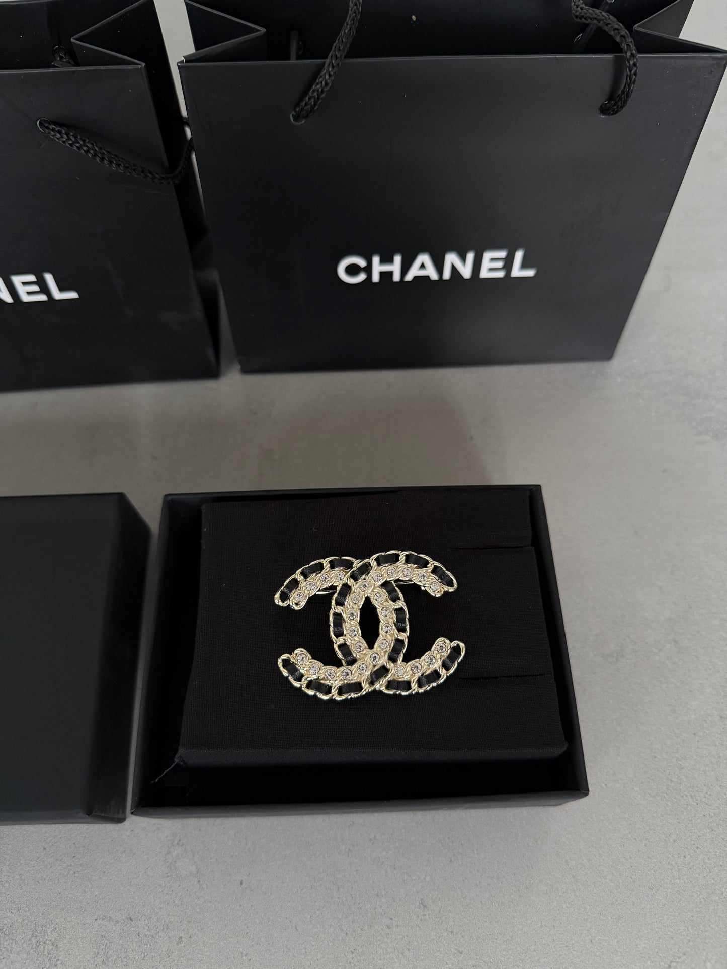 Aretes CC dorado con incrustaciones negras