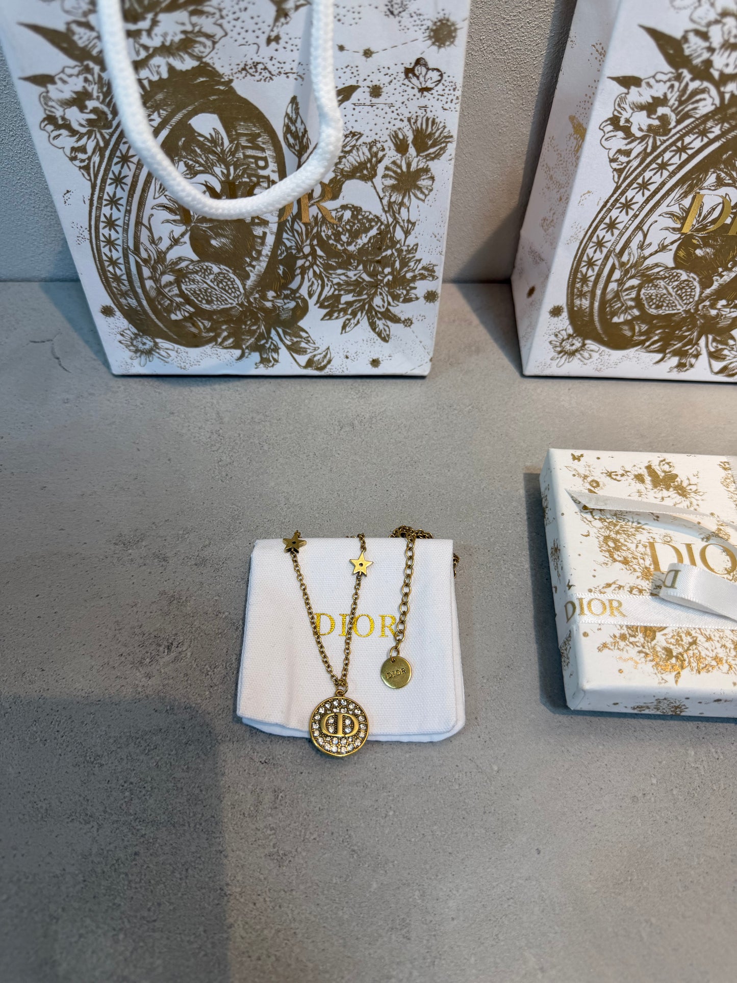 Collar CD dorado con diamantes