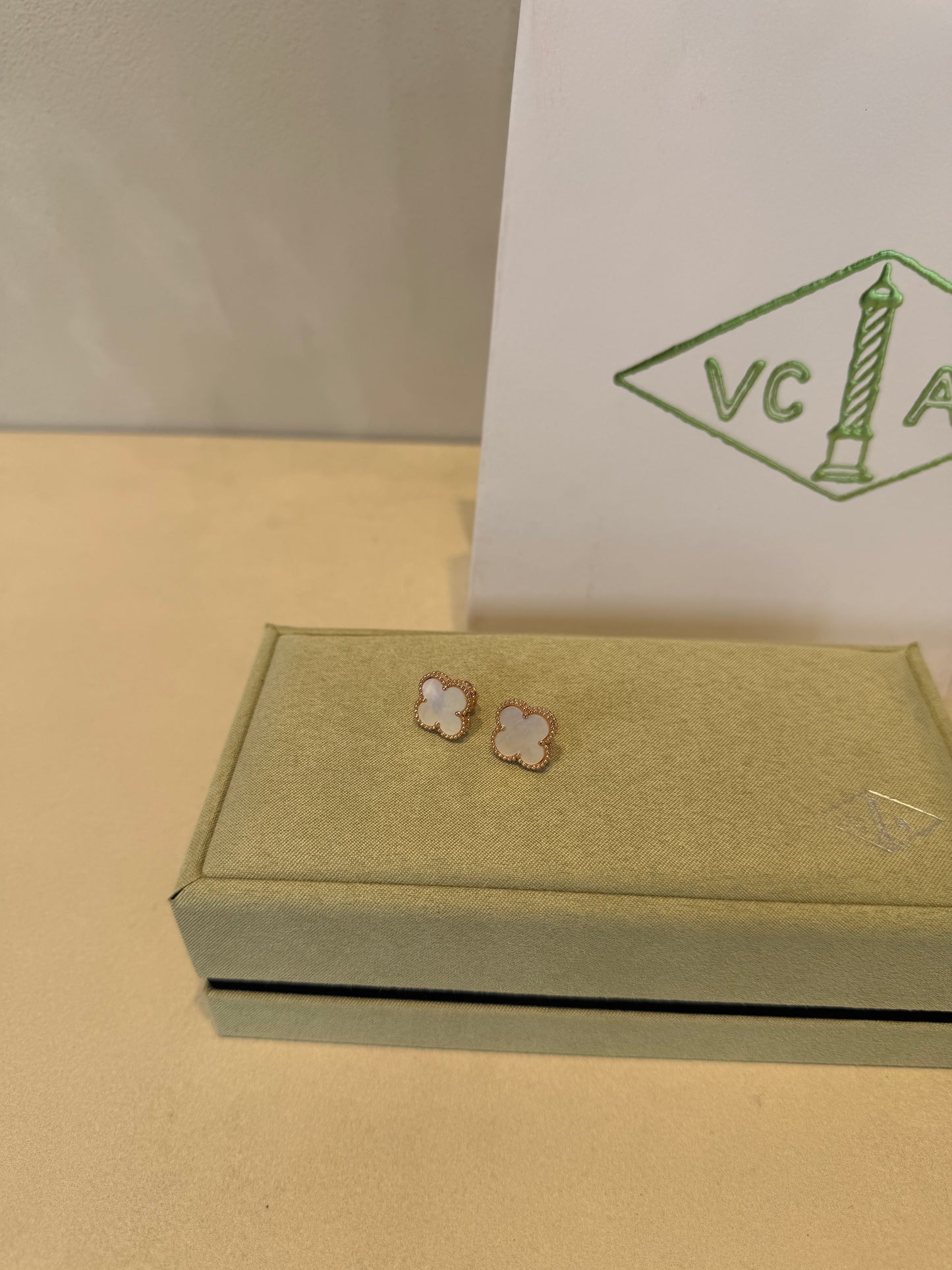 Aretes VCA blanco-rosa