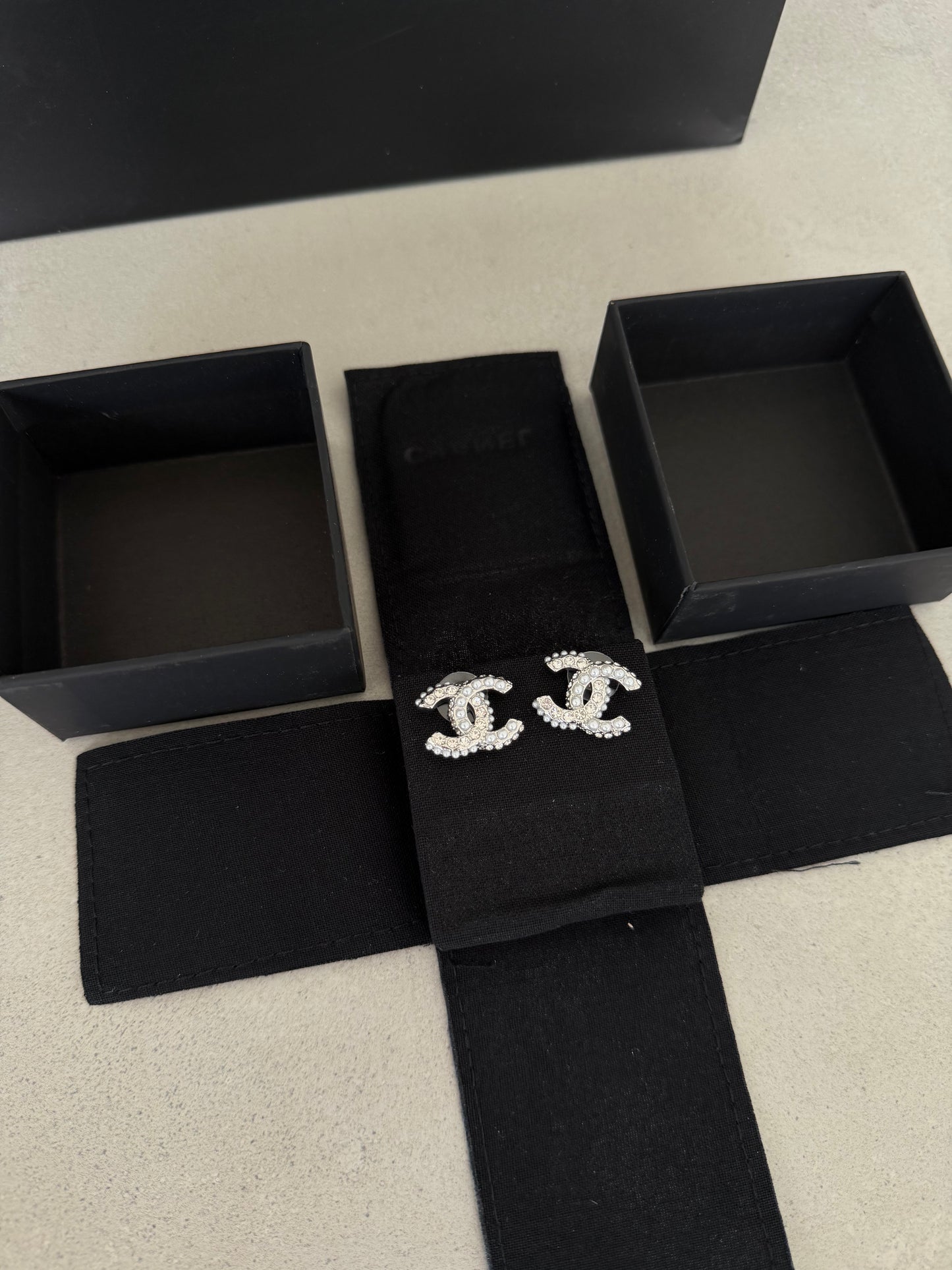 Aretes CC logo con perlas