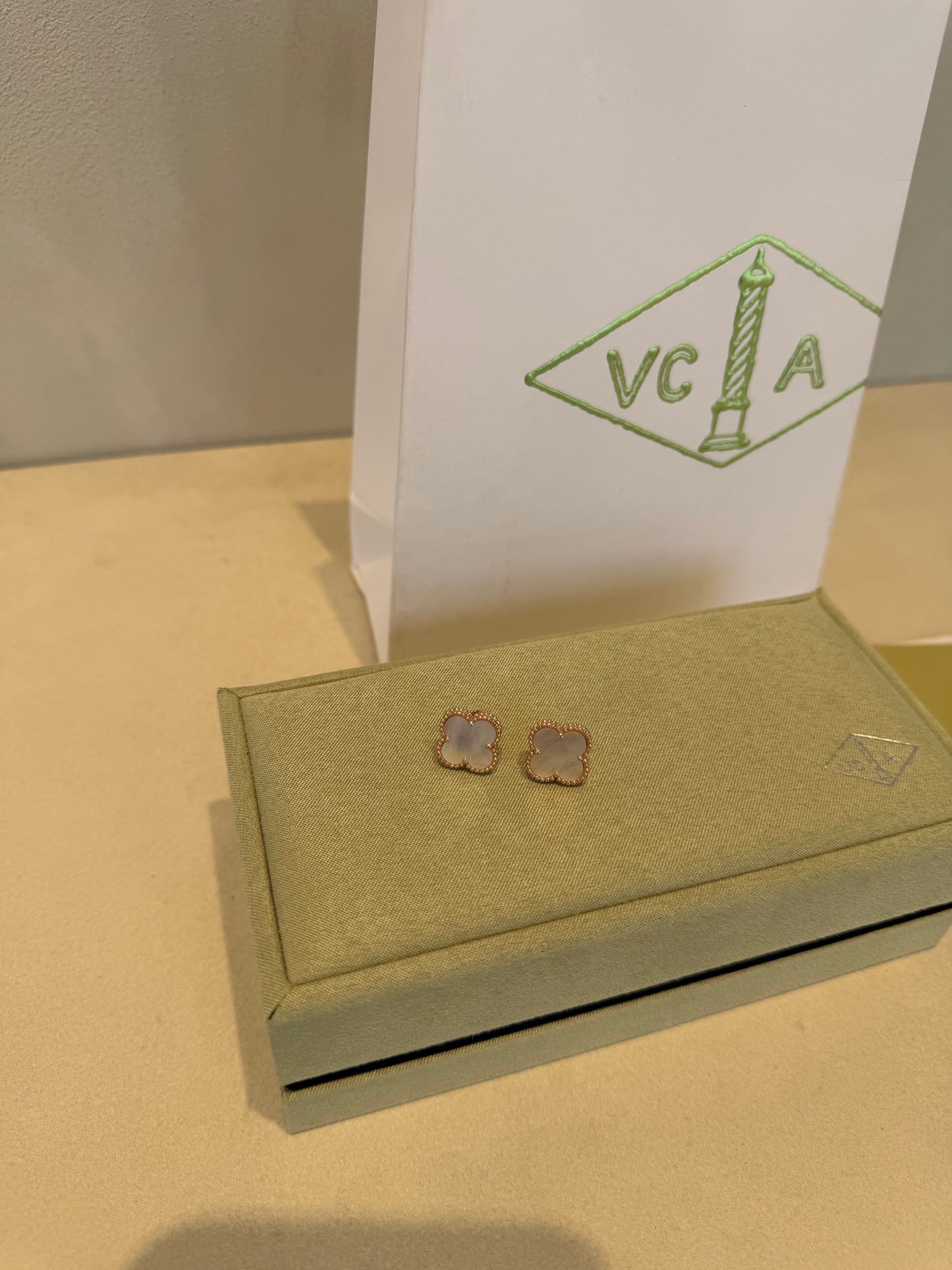 Aretes VCA blanco-rosa