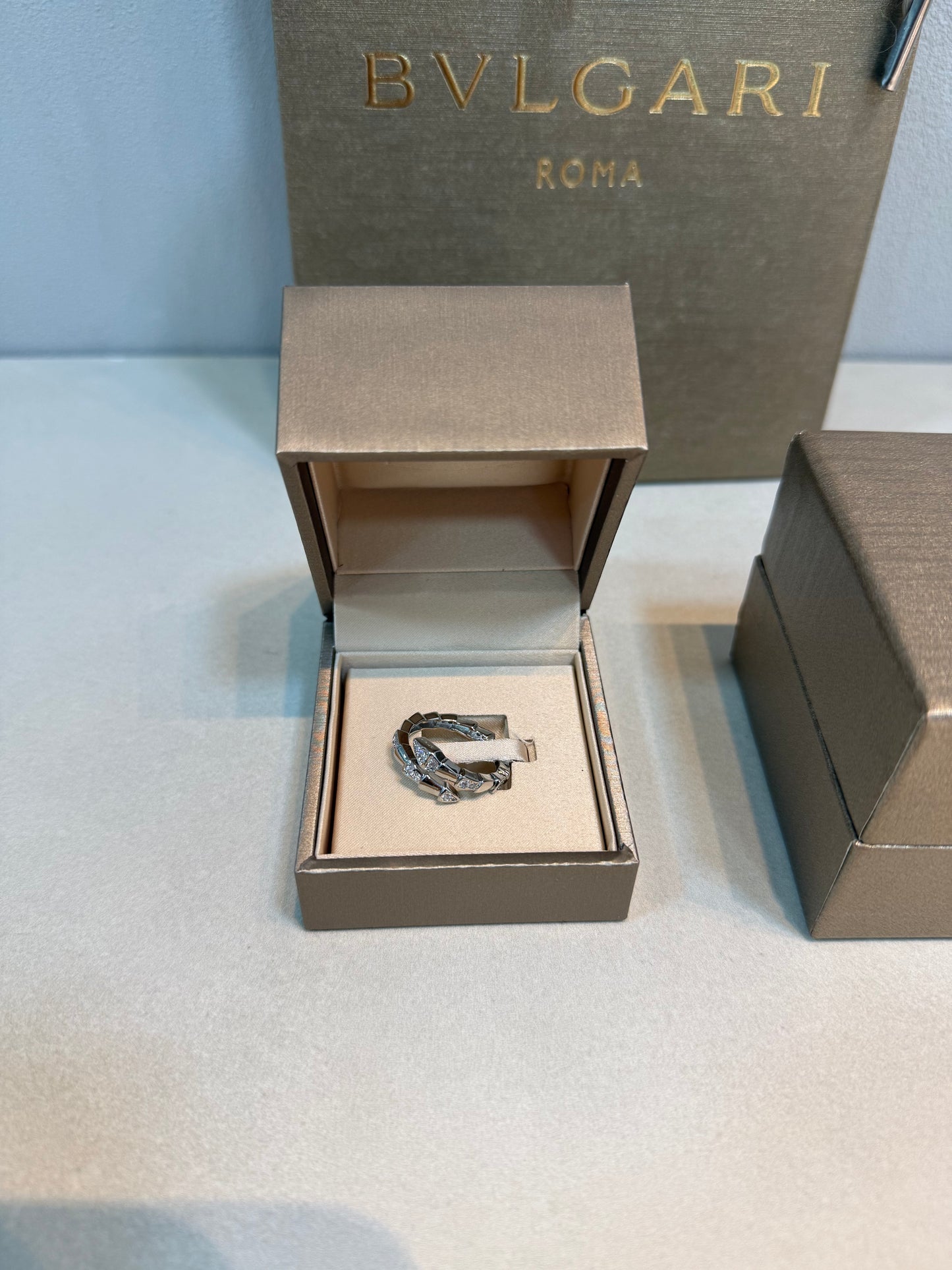 Anillo BLG plateado con cristales PEDIENTE TALLAS