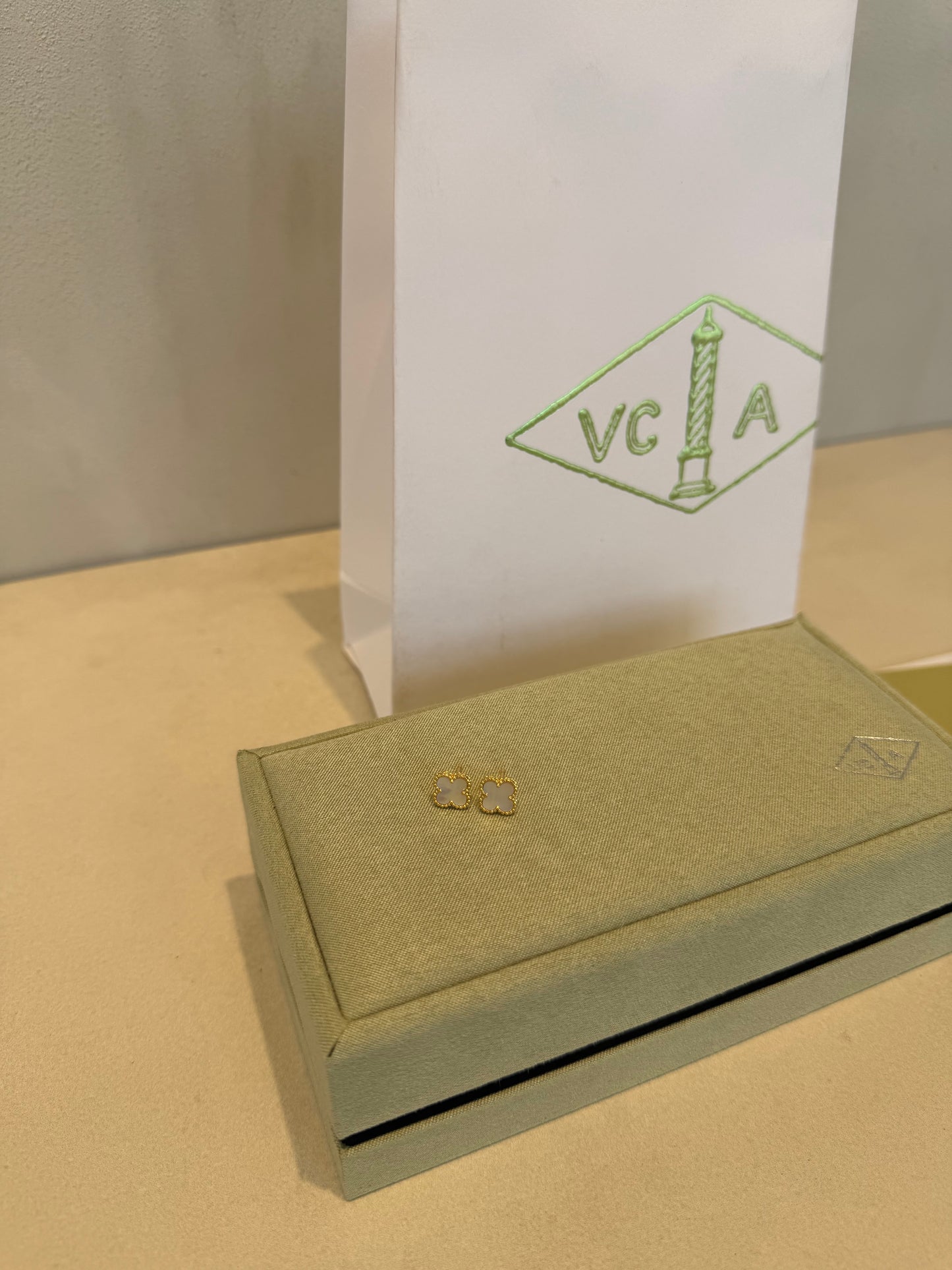 Aretes VCA blancos-dorado pequeños