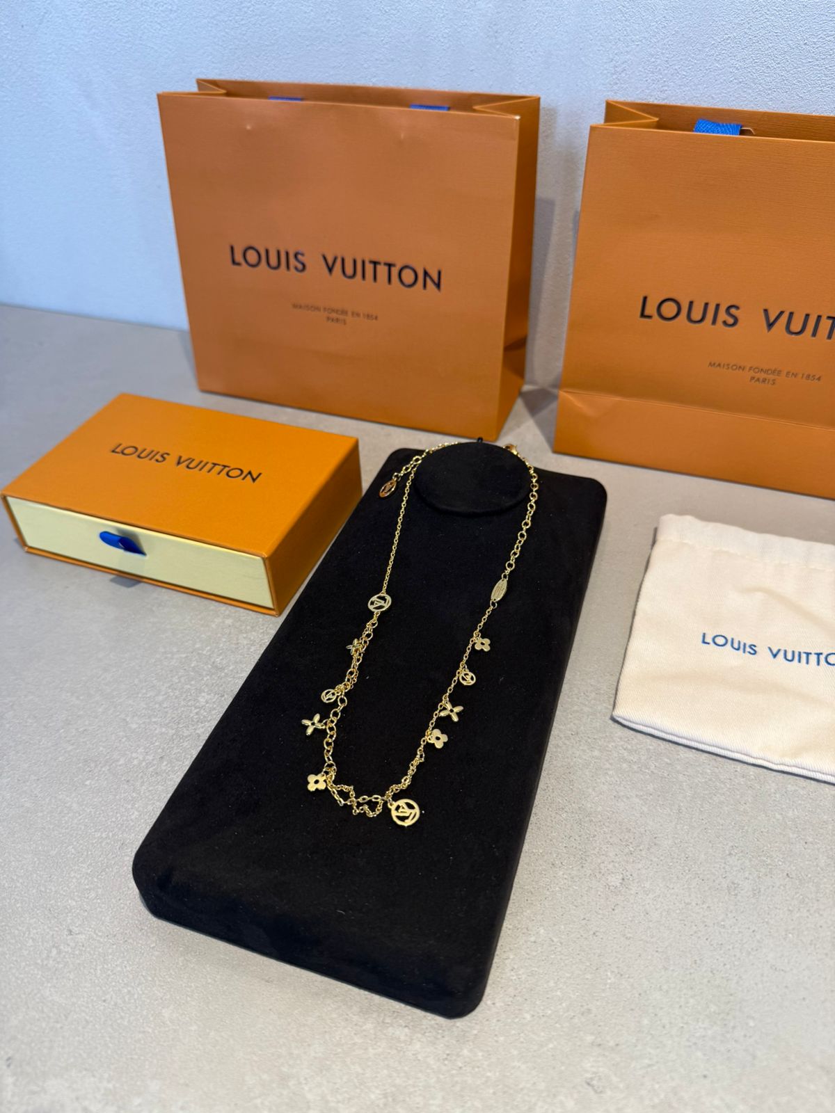 Collar LV flor y estrella  5648