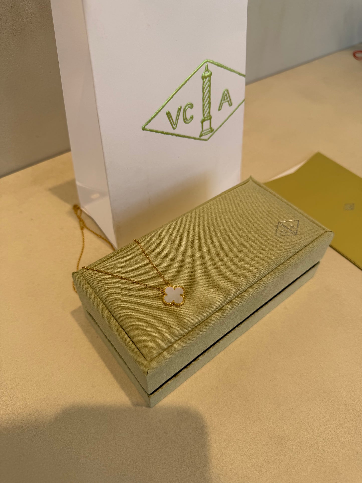 Collar VCA blanco-dorado