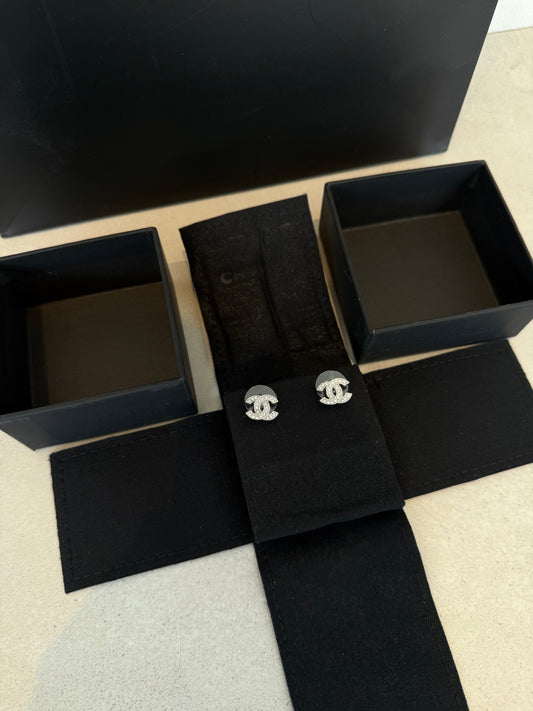 Aretes CC logo plateado