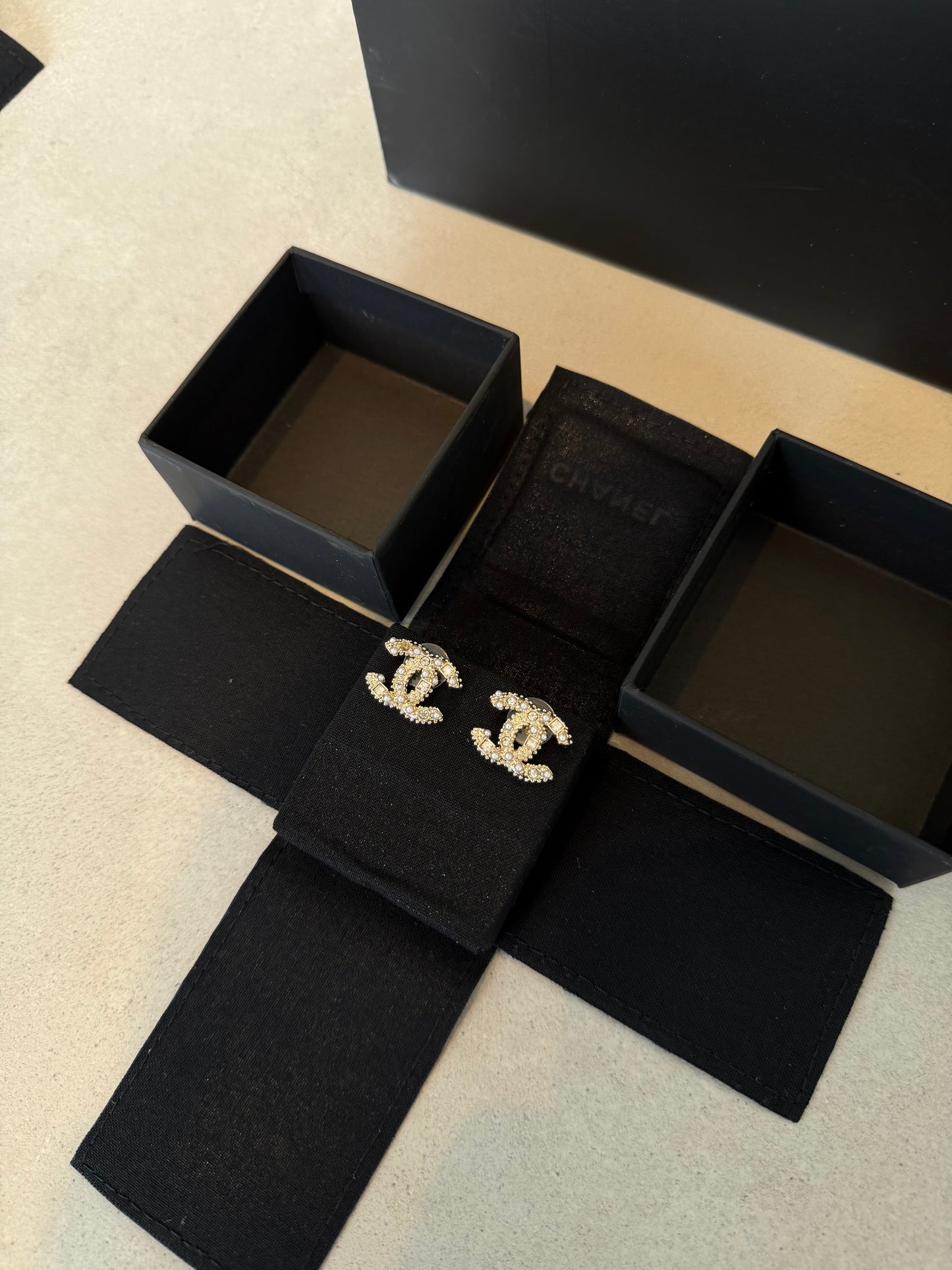 Aretes CC logo dorado