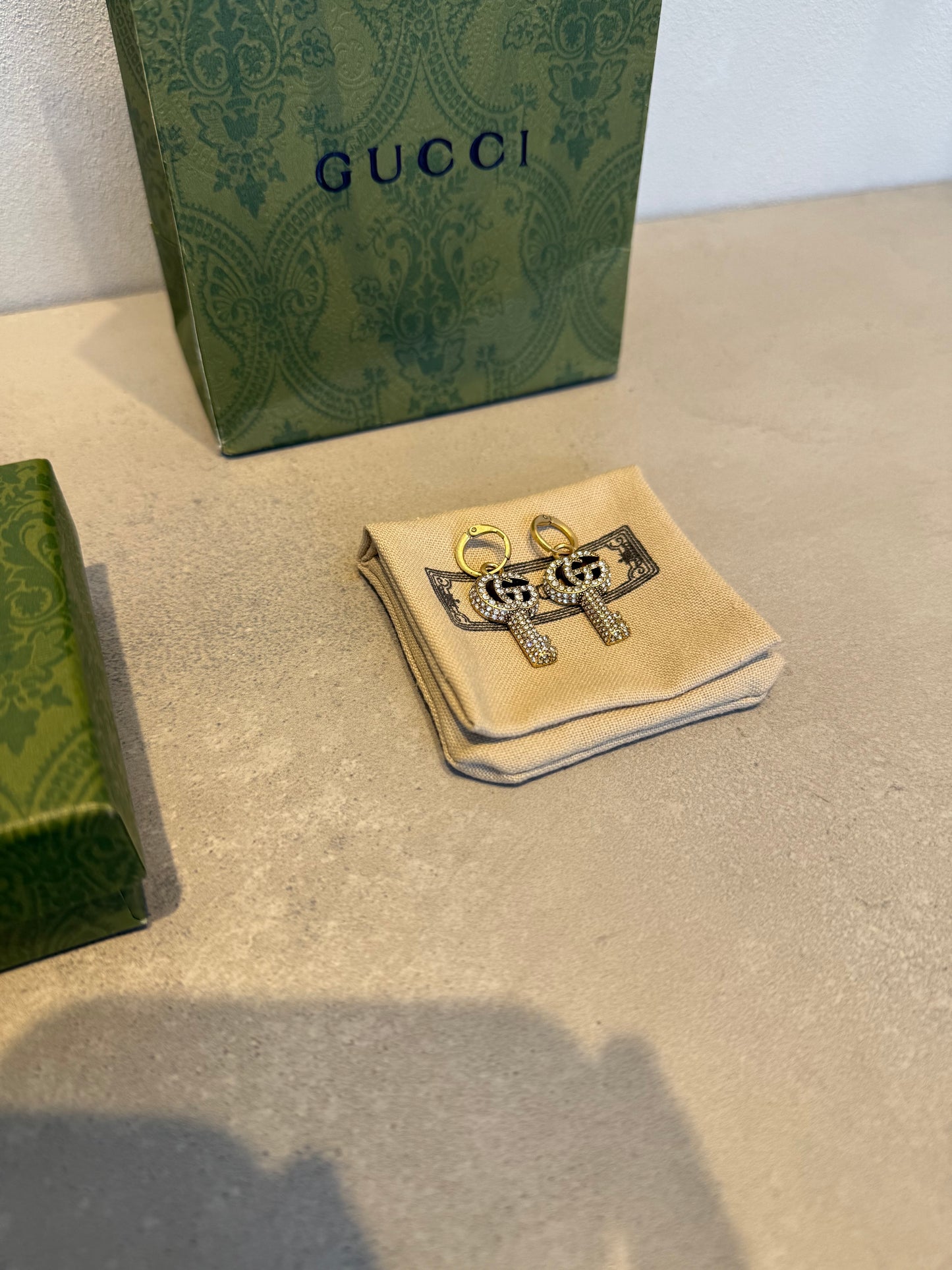 Aretes GG llave con diamantes