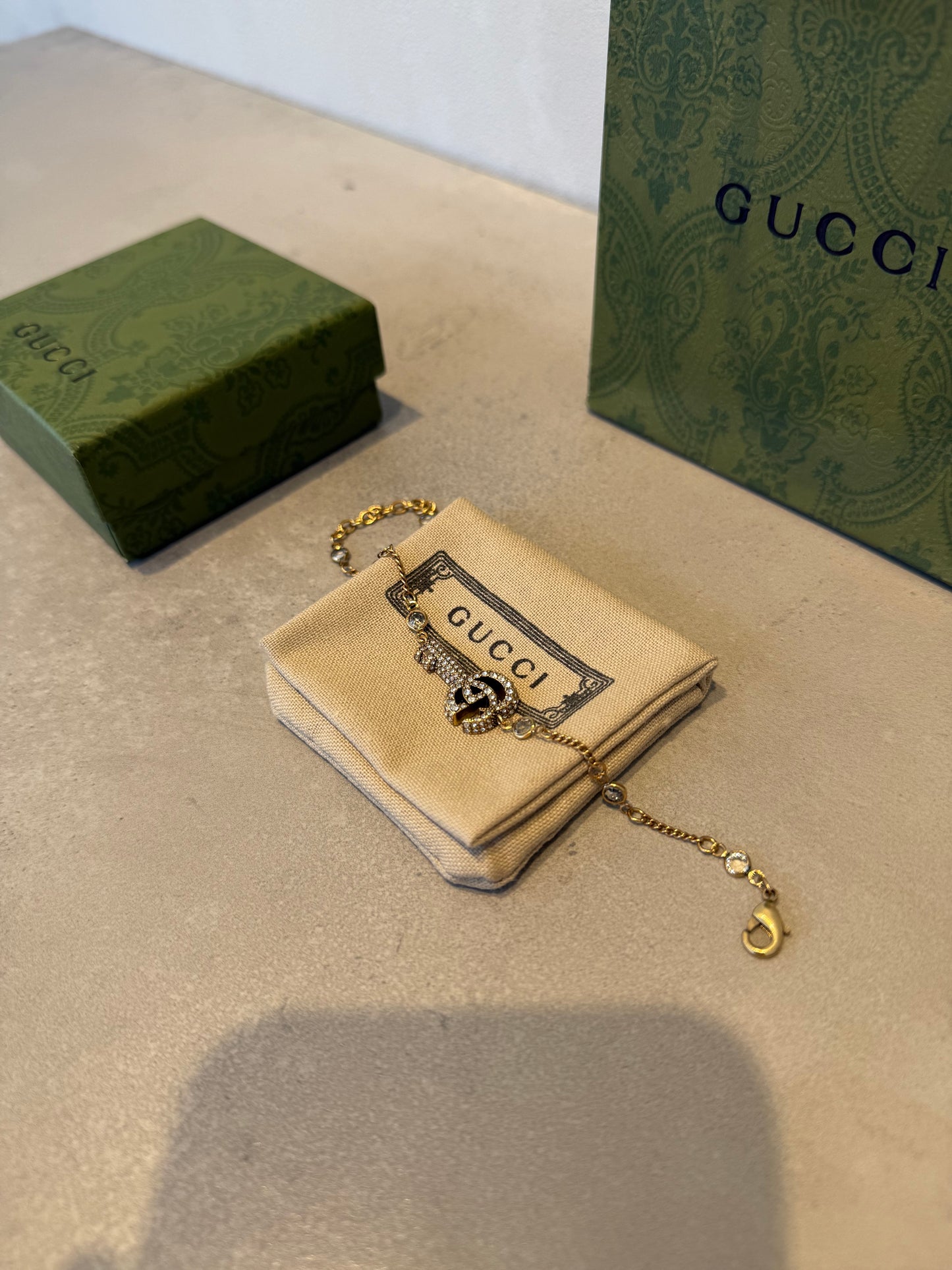 Pulsera GG llave dorada- diamantes blancos