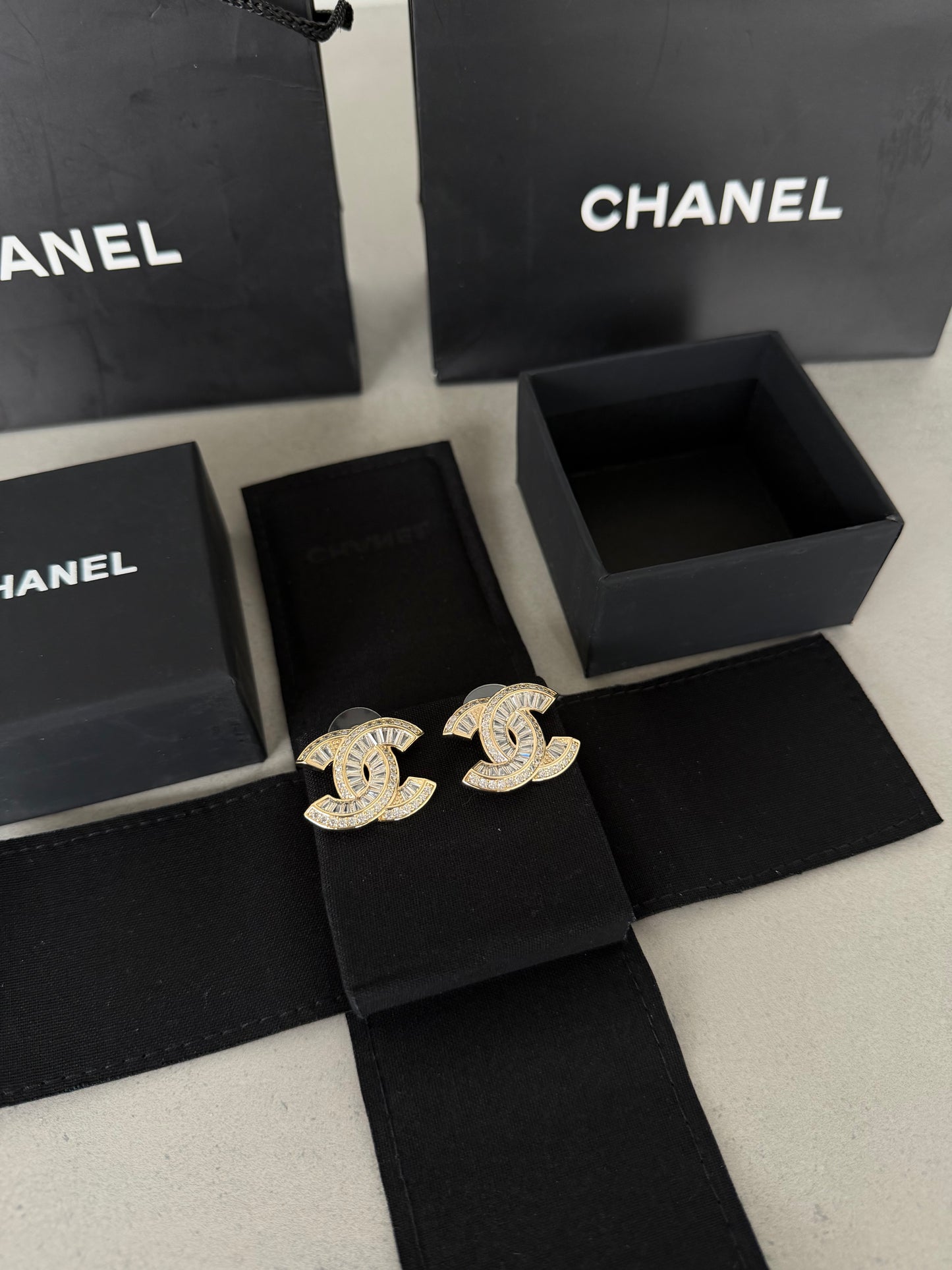 Aretes CC Logo con diamantes