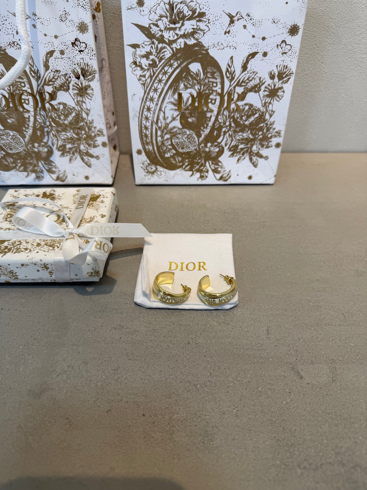 Aretes CD Argolla blanca