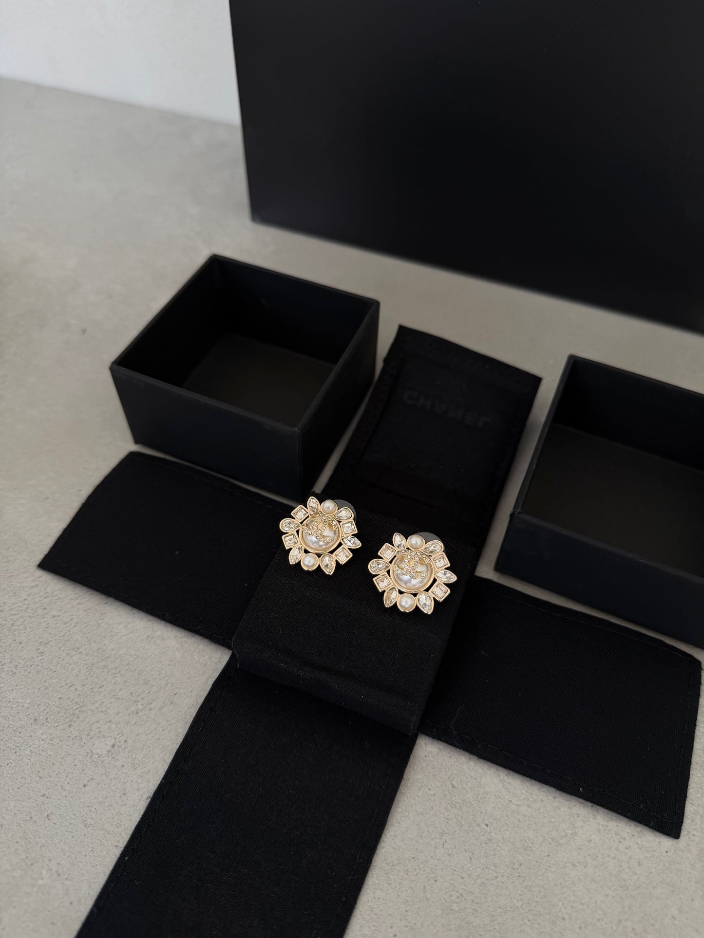 Aretes CC flor con perlas y diamantes - 5476