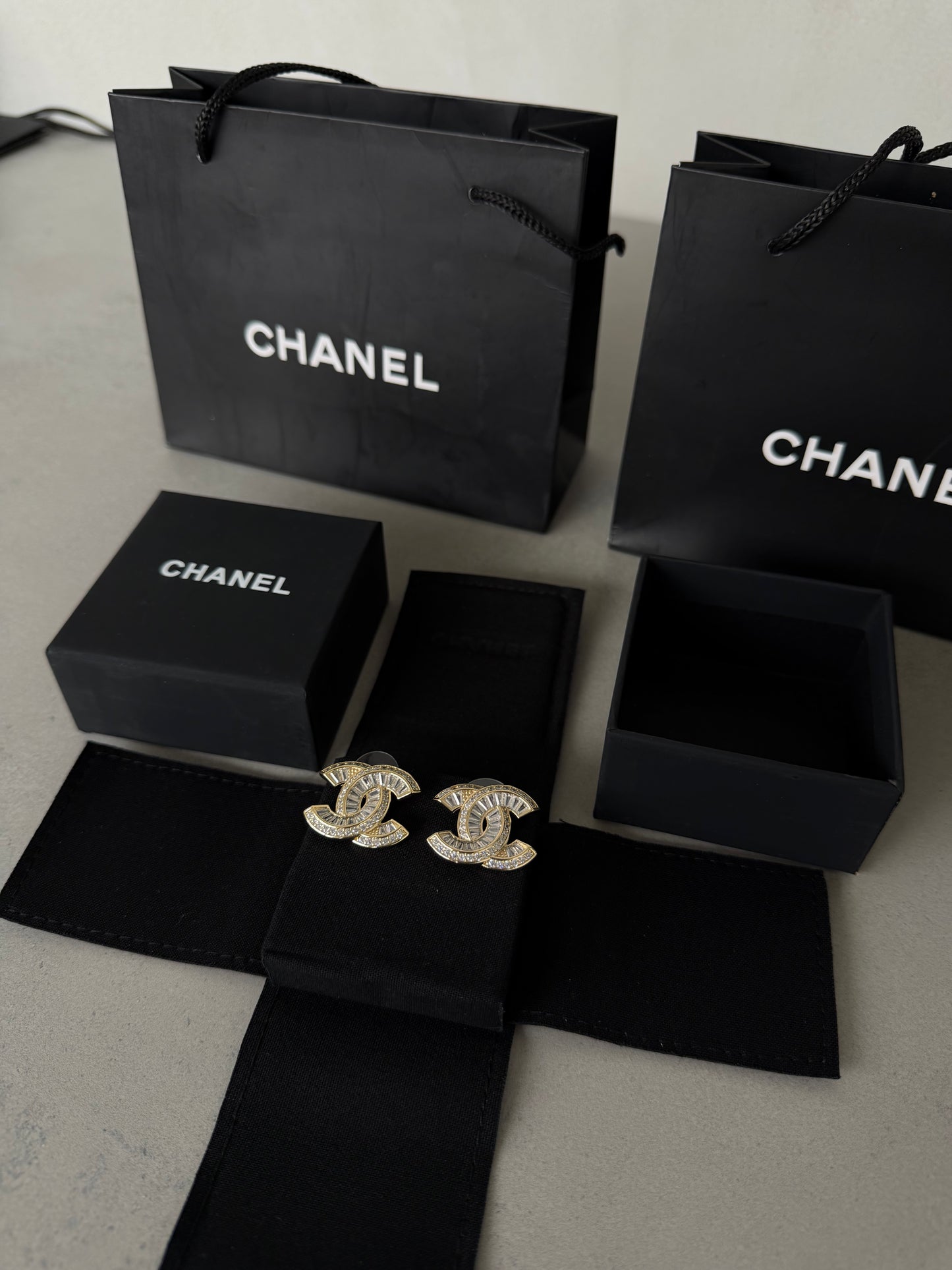 Aretes CC Logo con diamantes