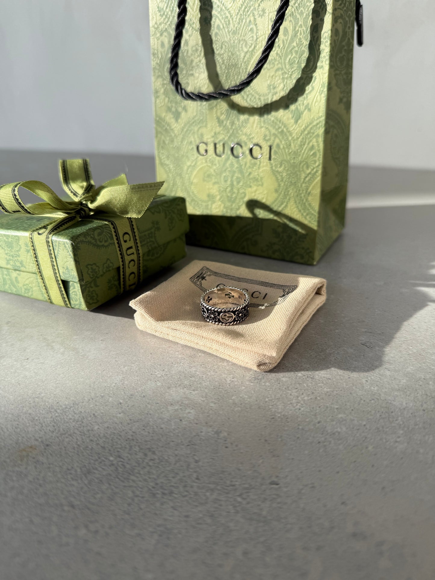 Anillo GG plateado y negro