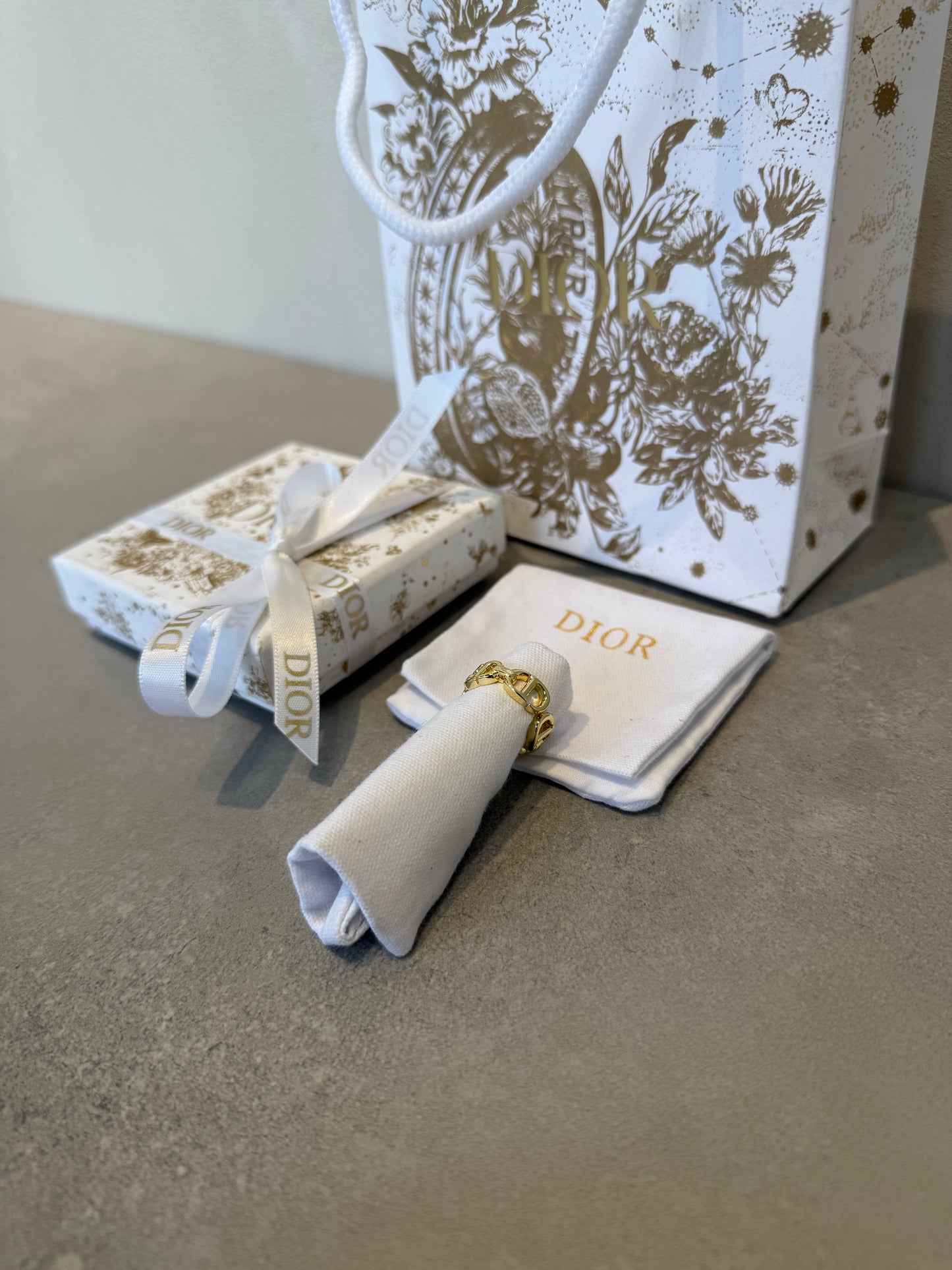 Anillo CD logo dorado