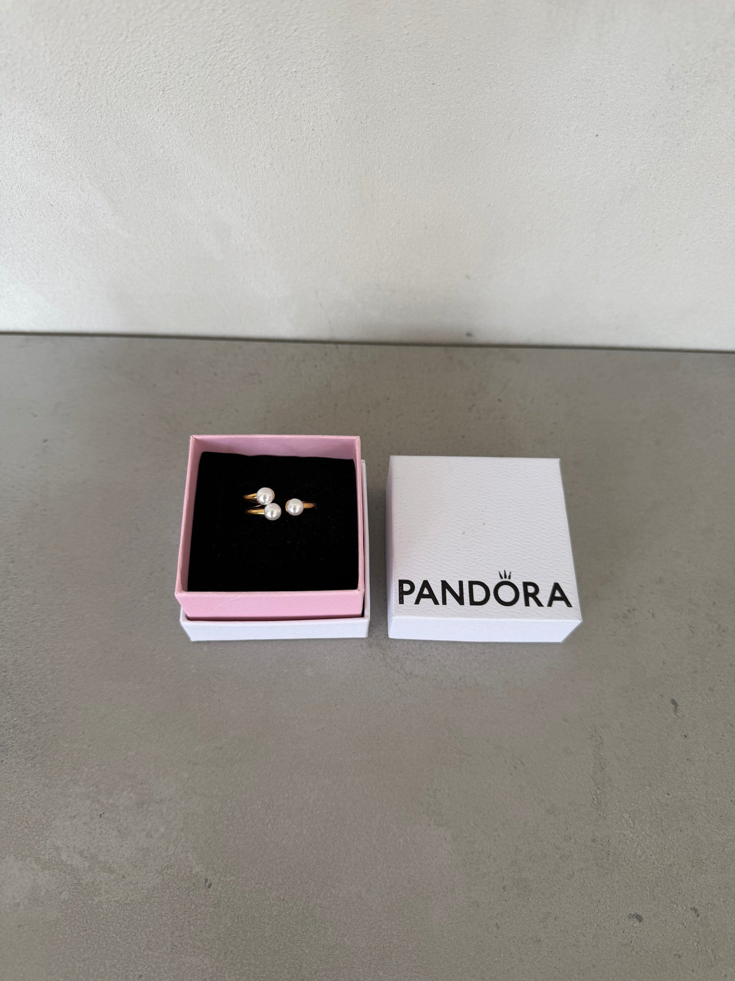 Anillo Pandora dorado con perlas -5253