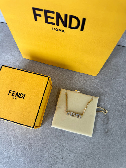 Collar Fend dorado con incrustaciones brillantes en el nombre