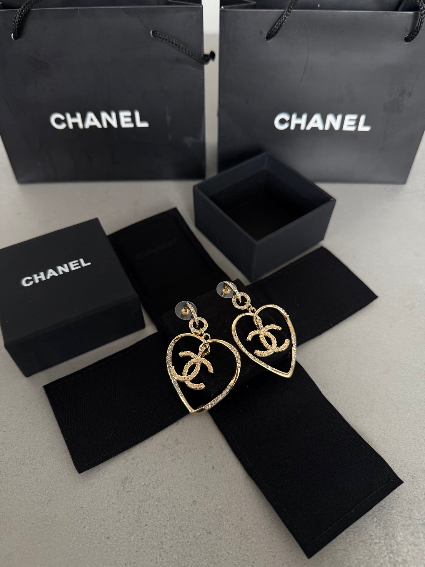 Aretes CC corazón y logo dorados