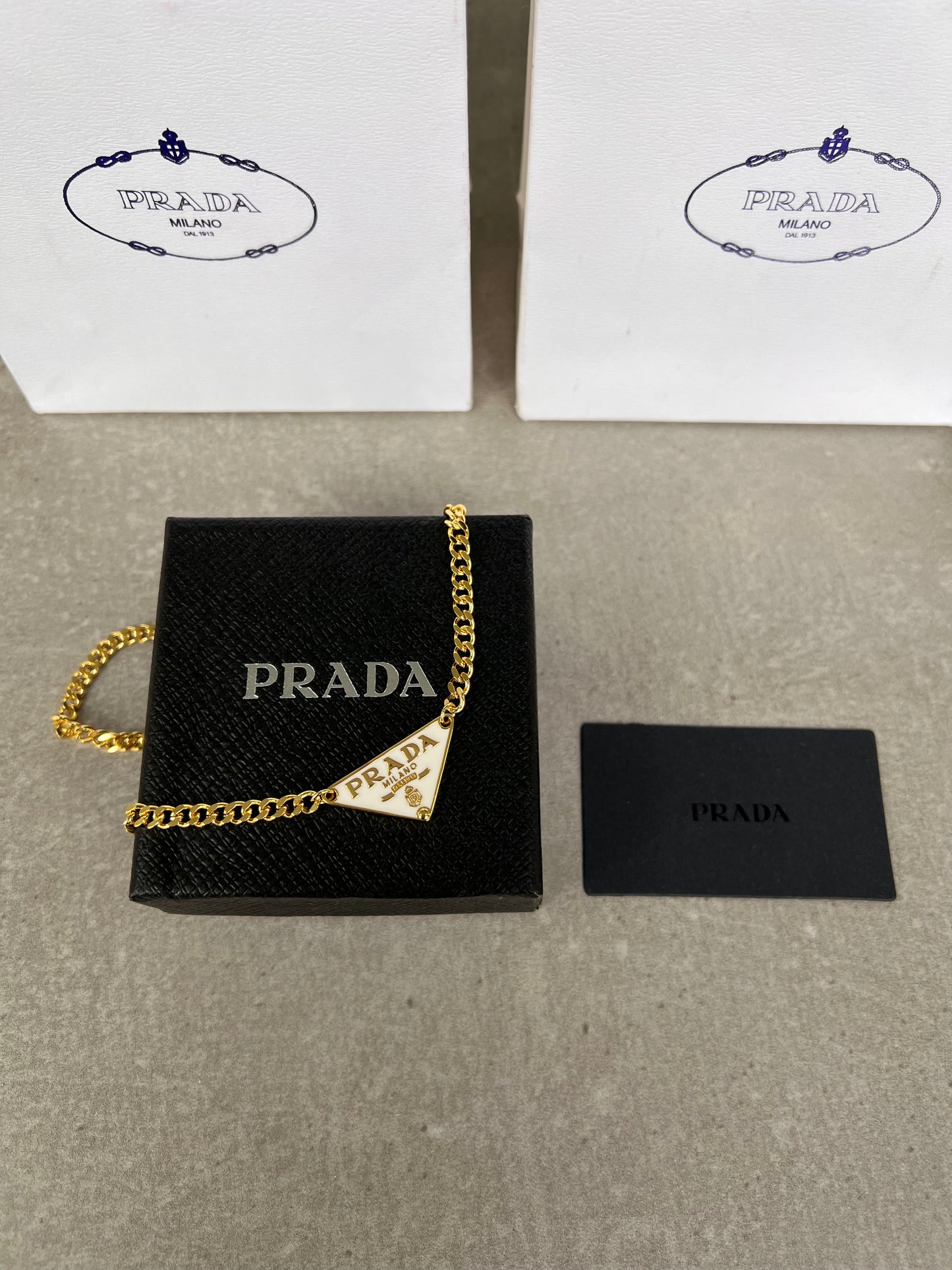 Collar PR dorado triángulo